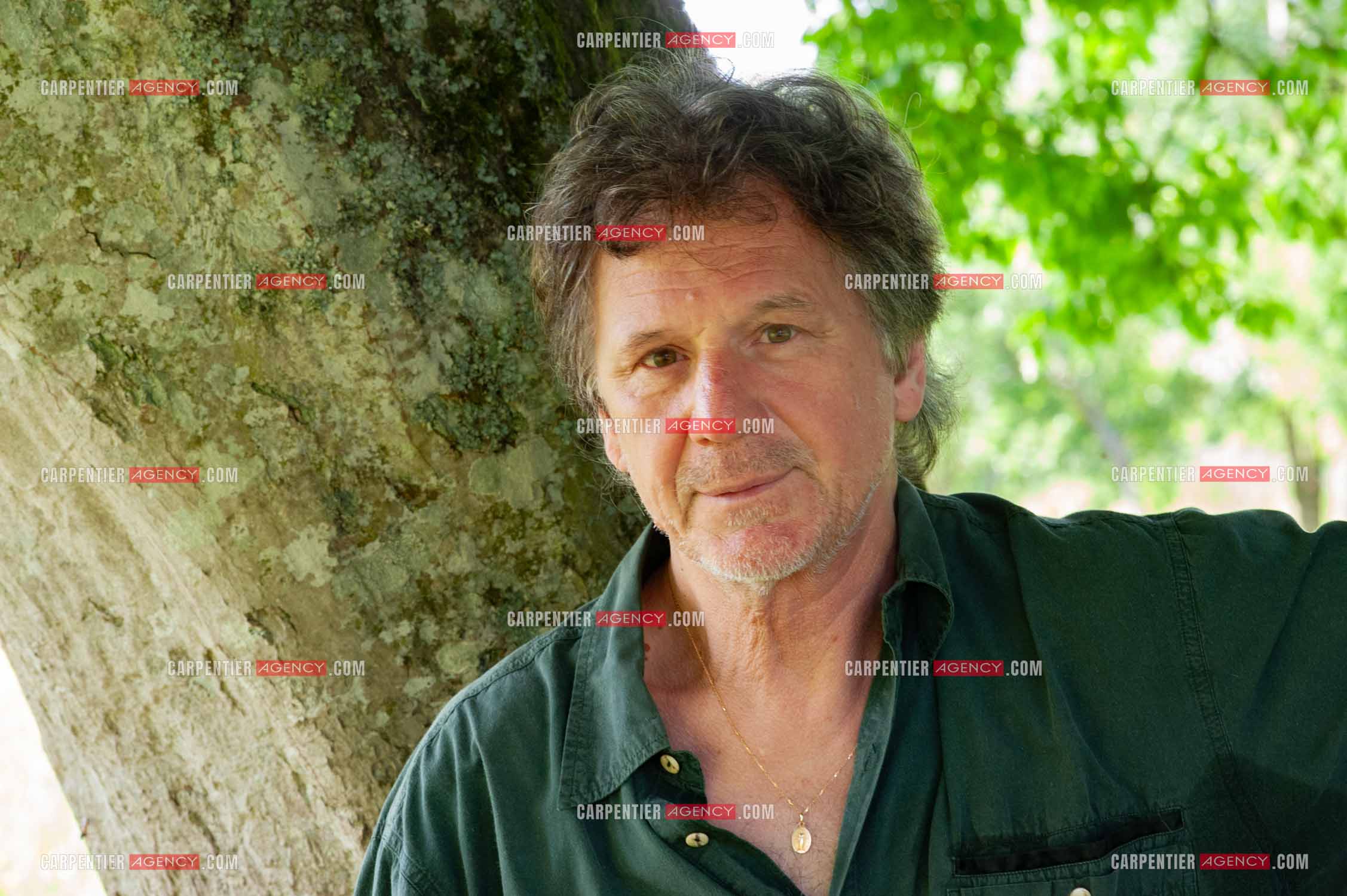 Le chanteur Gérard  Lenorman dans sa résidence secondaire avec ses animaux.   ( Exclusif )