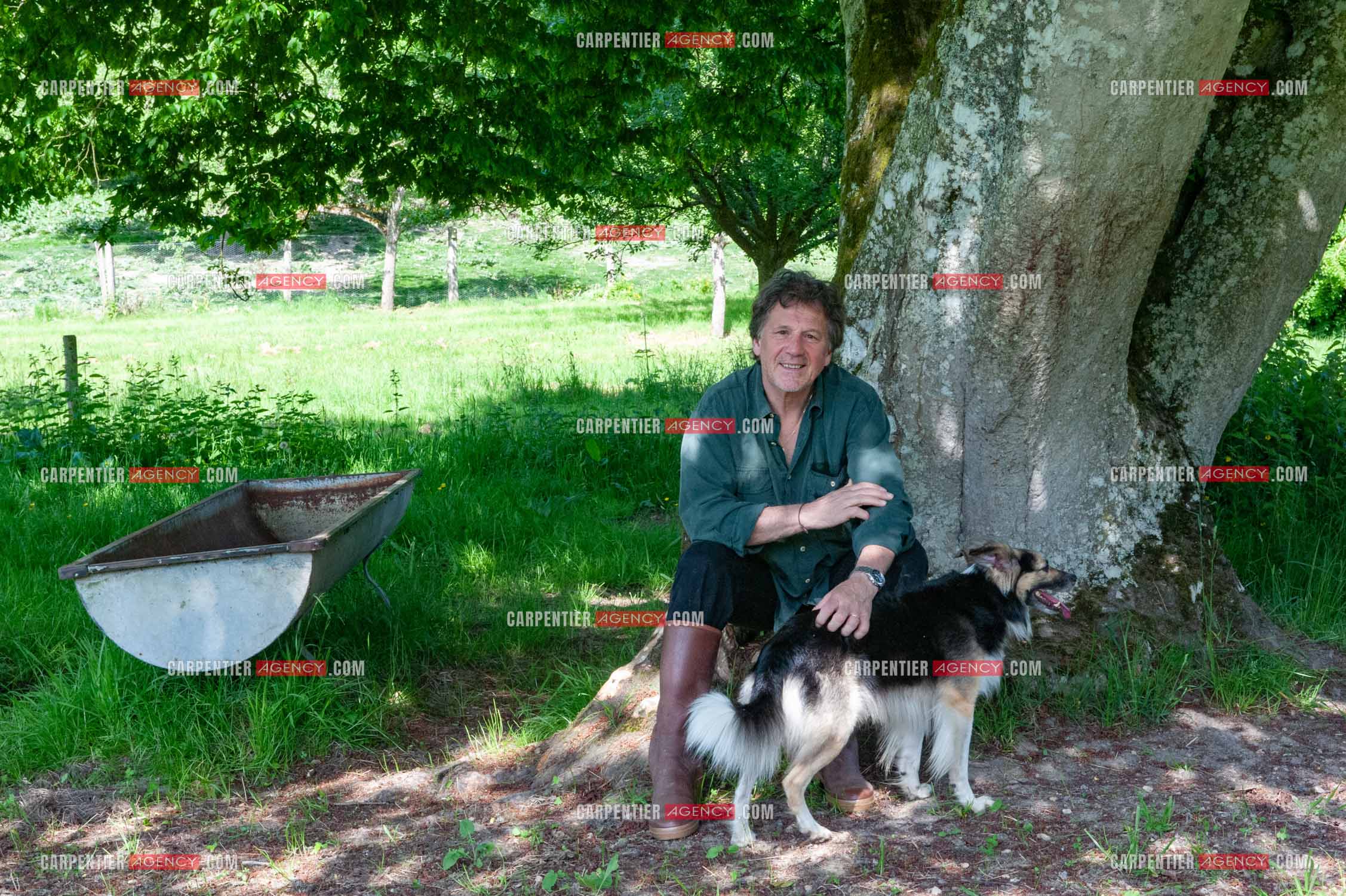 Le chanteur Gérard  Lenorman dans sa résidence secondaire avec ses animaux.   ( Exclusif )