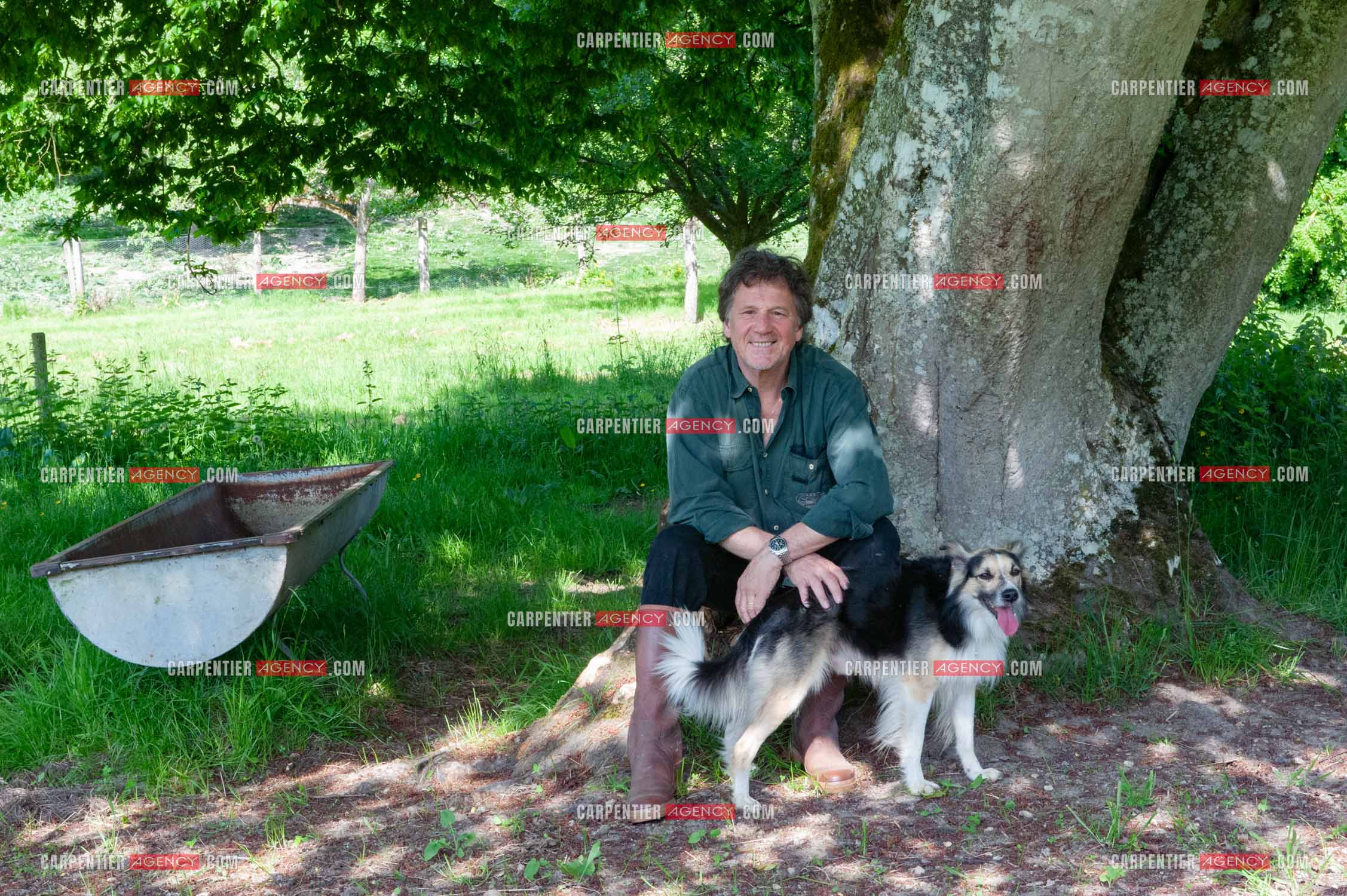 Le chanteur Gérard  Lenorman dans sa résidence secondaire avec ses animaux.   ( Exclusif )