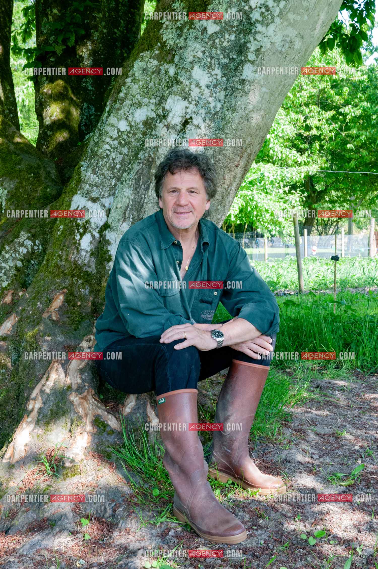 Le chanteur Gérard  Lenorman dans sa résidence secondaire avec ses animaux.   ( Exclusif )