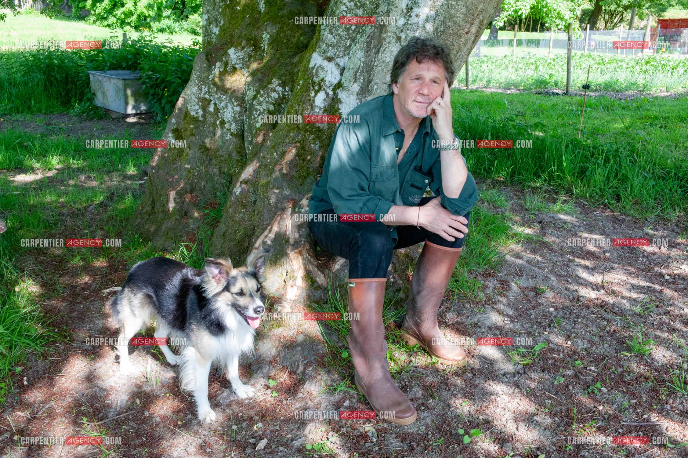 Le chanteur Gérard  Lenorman dans sa résidence secondaire avec ses animaux.   ( Exclusif )