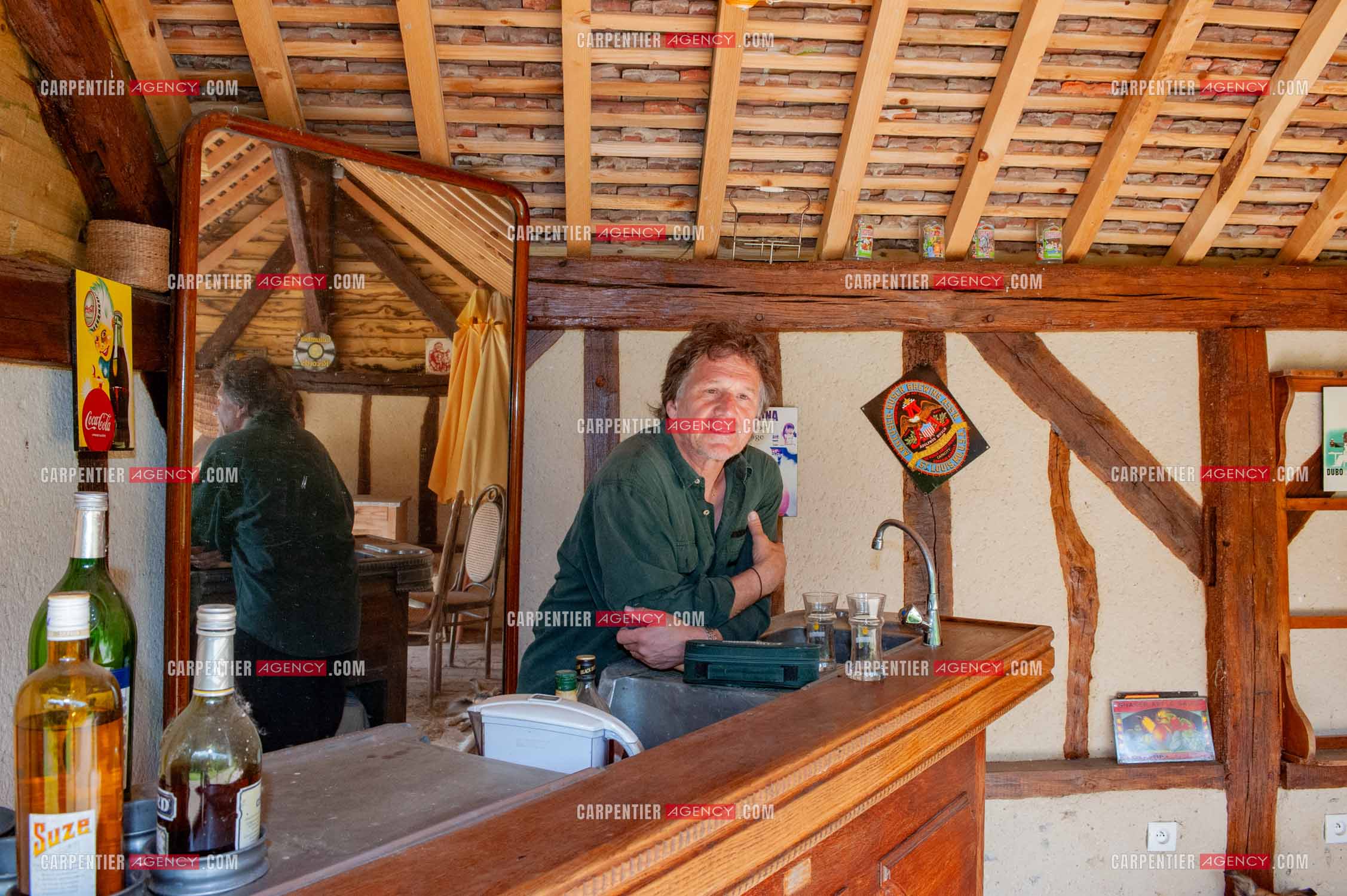 Le chanteur Gérard  Lenorman dans sa résidence secondaire avec ses animaux.   ( Exclusif )