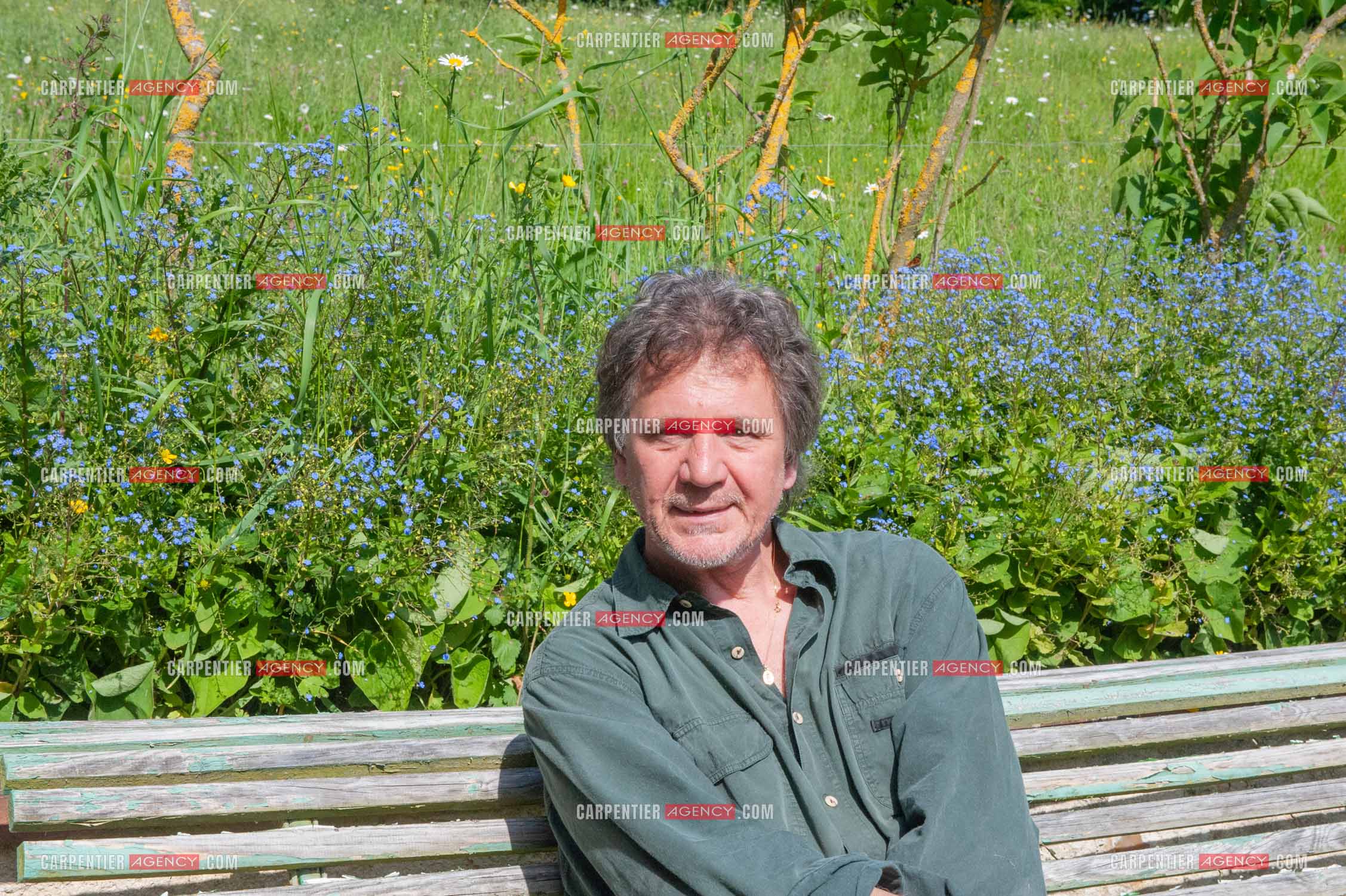 Le chanteur Gérard  Lenorman dans sa résidence secondaire avec ses animaux.   ( Exclusif )