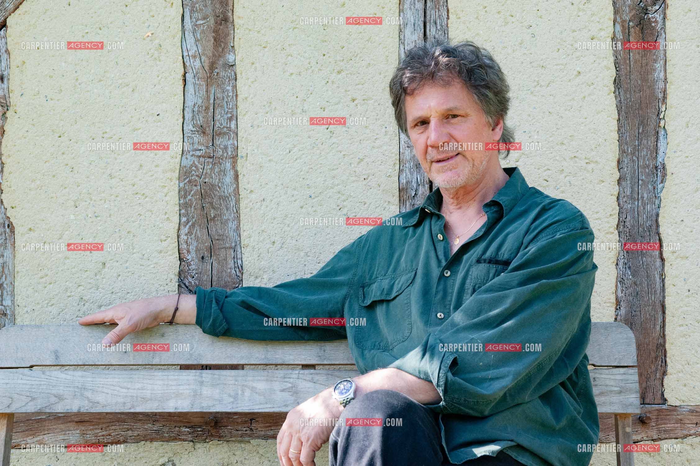 Le chanteur Gérard  Lenorman dans sa résidence secondaire avec ses animaux.   ( Exclusif )