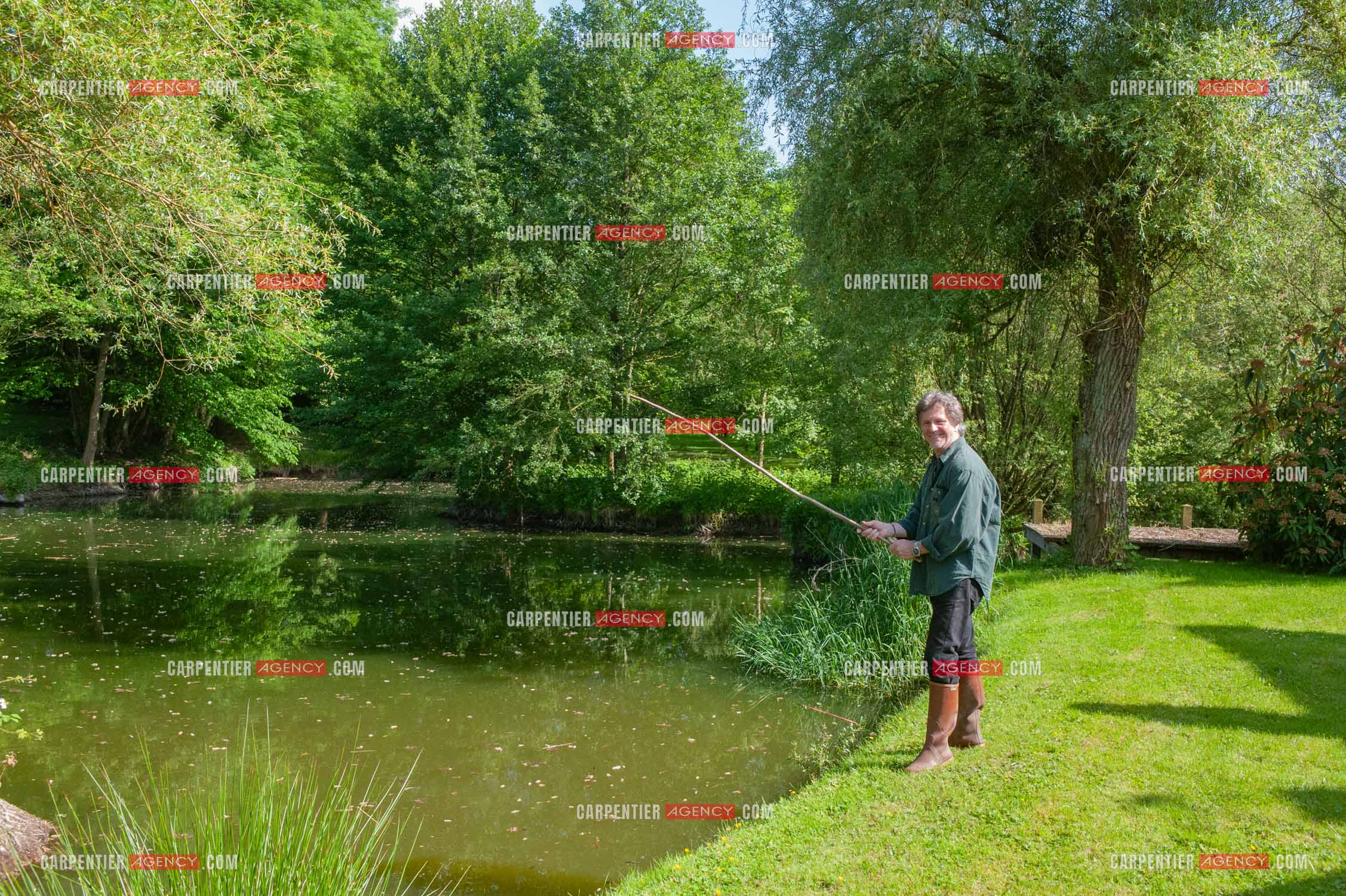 Le chanteur Gérard  Lenorman dans sa résidence secondaire avec ses animaux.   ( Exclusif )