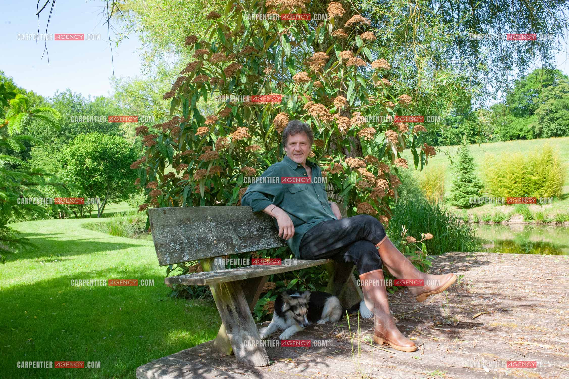 Le chanteur Gérard  Lenorman dans sa résidence secondaire avec ses animaux.   ( Exclusif )