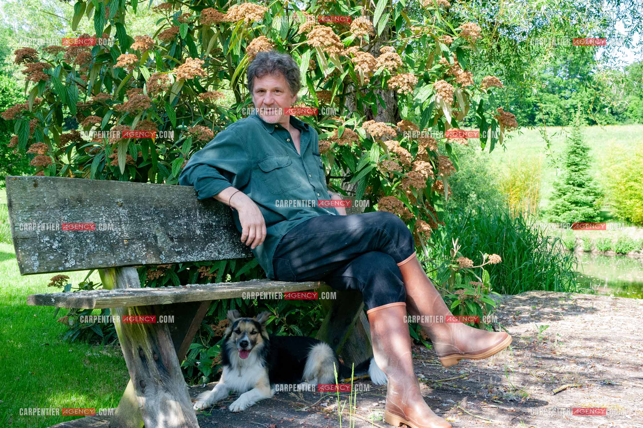 Le chanteur Gérard  Lenorman dans sa résidence secondaire avec ses animaux.   ( Exclusif )