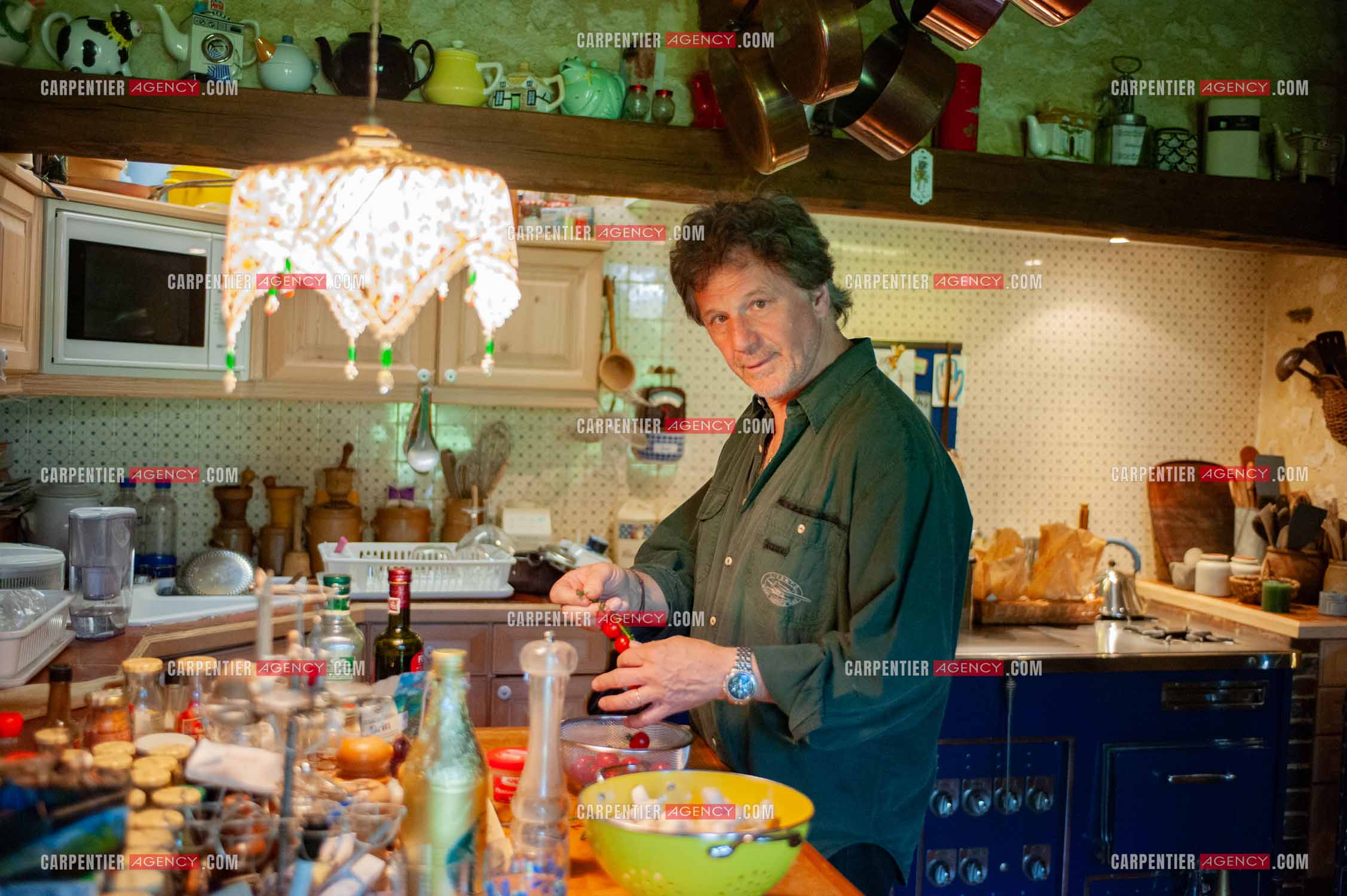 Le chanteur Gérard  Lenorman dans sa résidence secondaire avec ses animaux.   ( Exclusif )