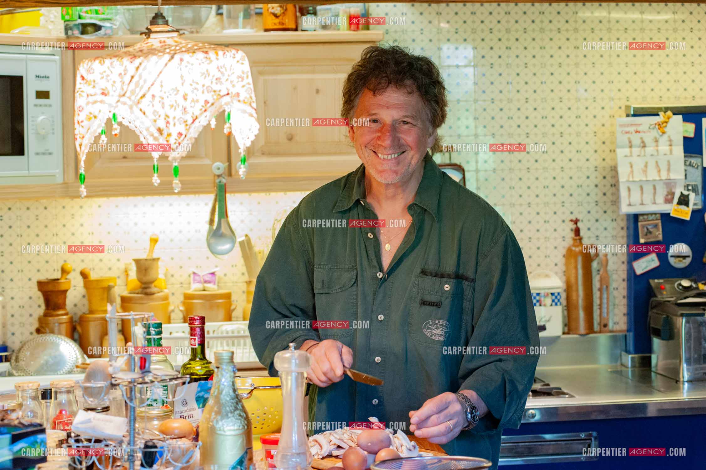 Le chanteur Gérard  Lenorman dans sa résidence secondaire avec ses animaux.   ( Exclusif )
