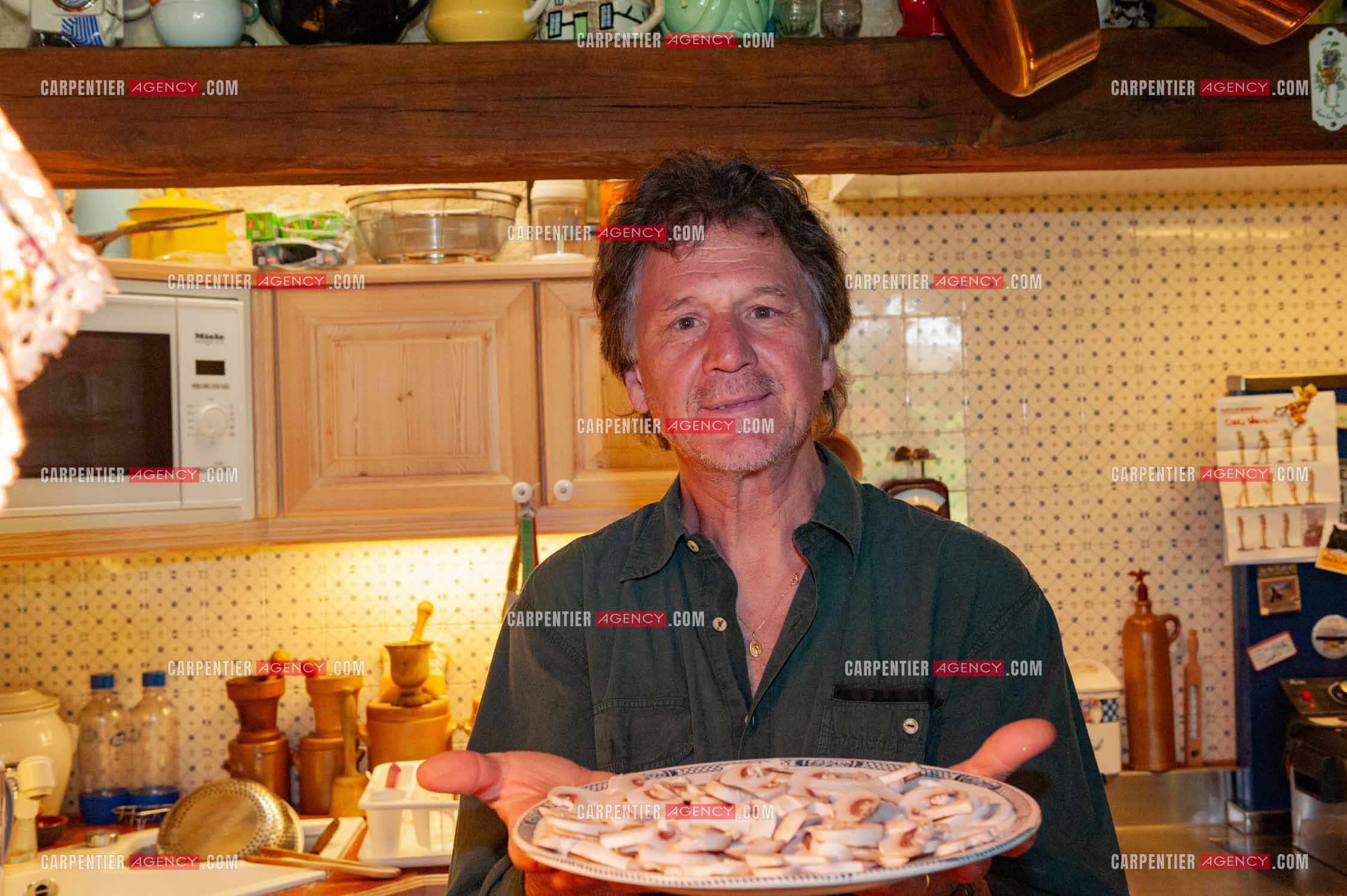 Le chanteur Gérard  Lenorman dans sa résidence secondaire avec ses animaux.   ( Exclusif )