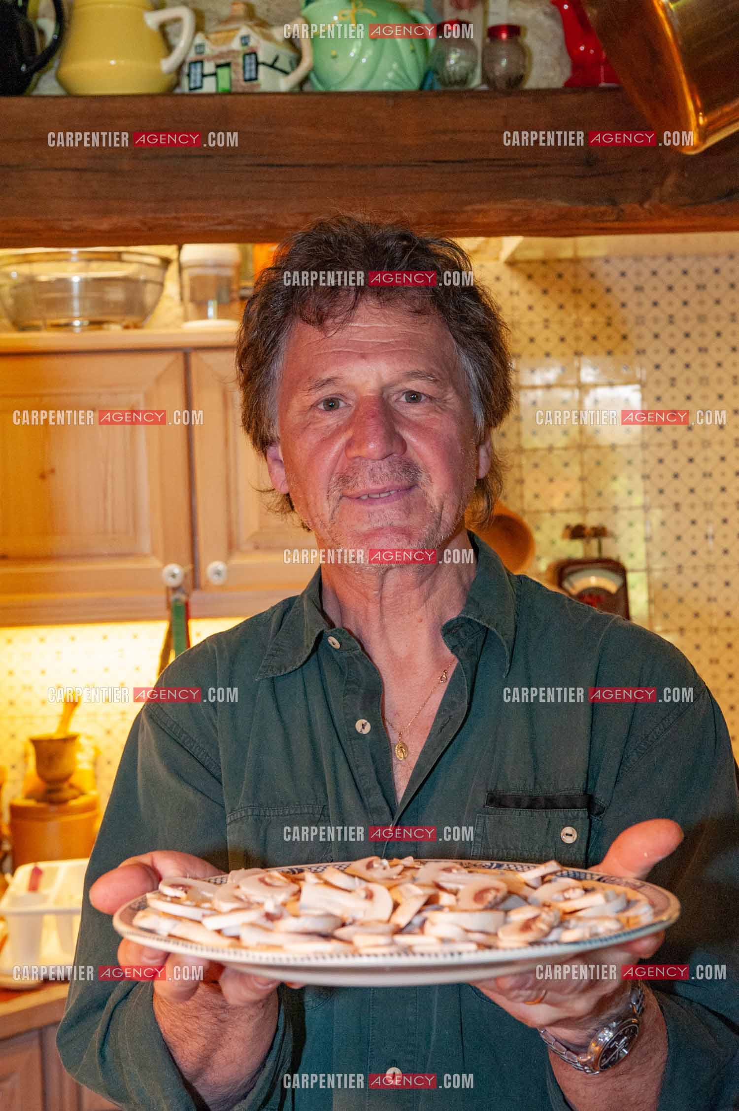 Le chanteur Gérard  Lenorman dans sa résidence secondaire avec ses animaux.   ( Exclusif )