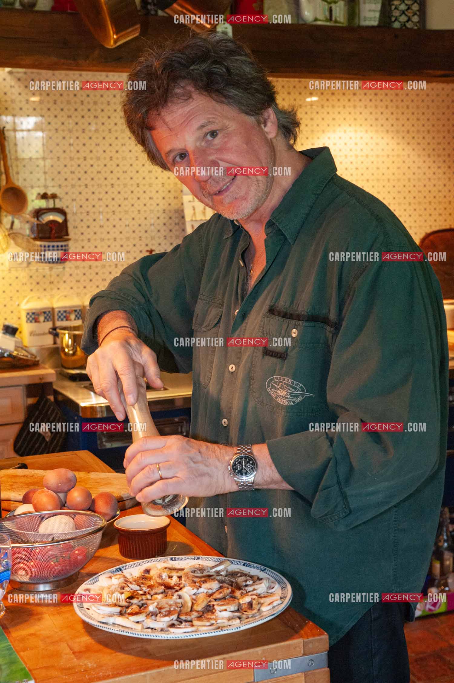 Le chanteur Gérard  Lenorman dans sa résidence secondaire avec ses animaux.   ( Exclusif )