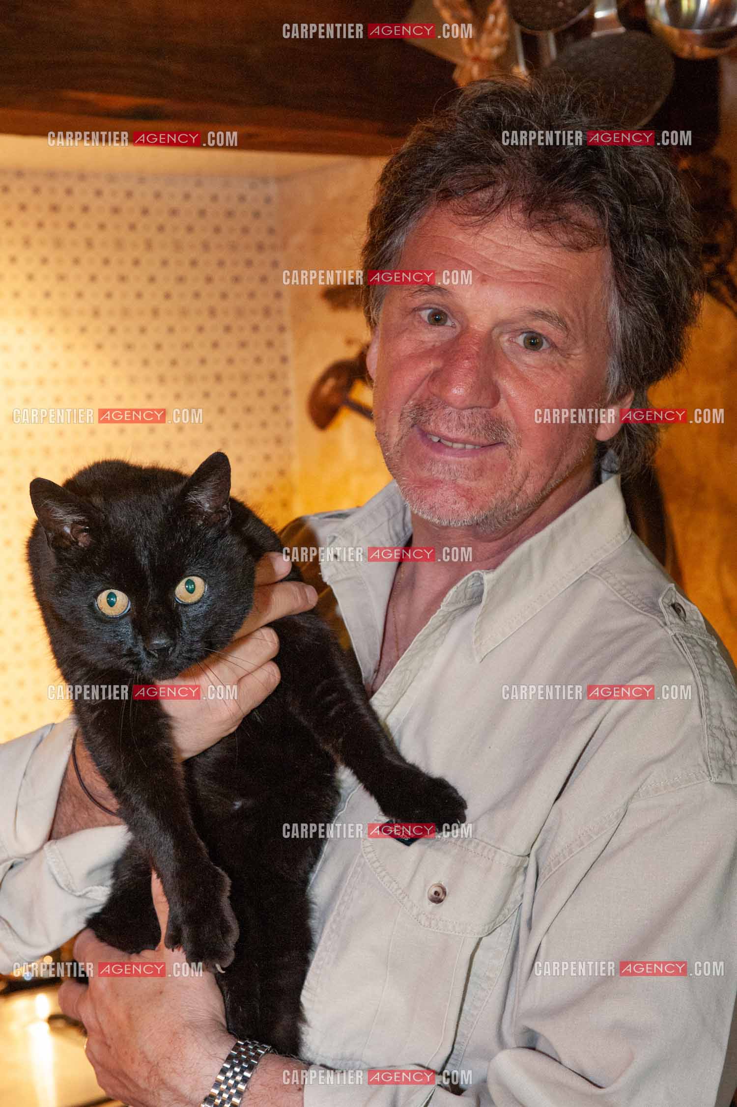 Le chanteur Gérard  Lenorman dans sa résidence secondaire avec ses animaux.   ( Exclusif )