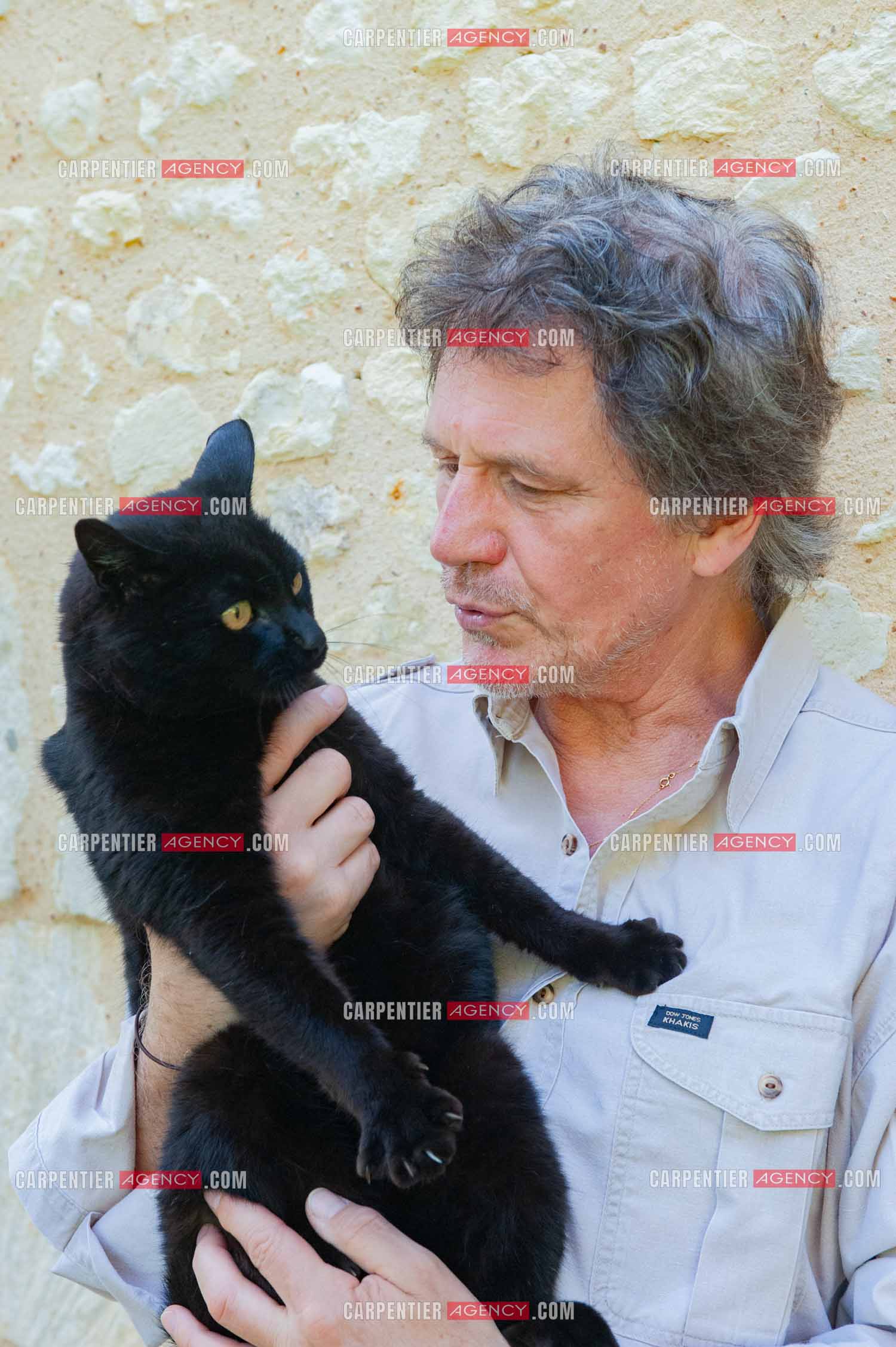 Le chanteur Gérard  Lenorman dans sa résidence secondaire avec ses animaux.   ( Exclusif )