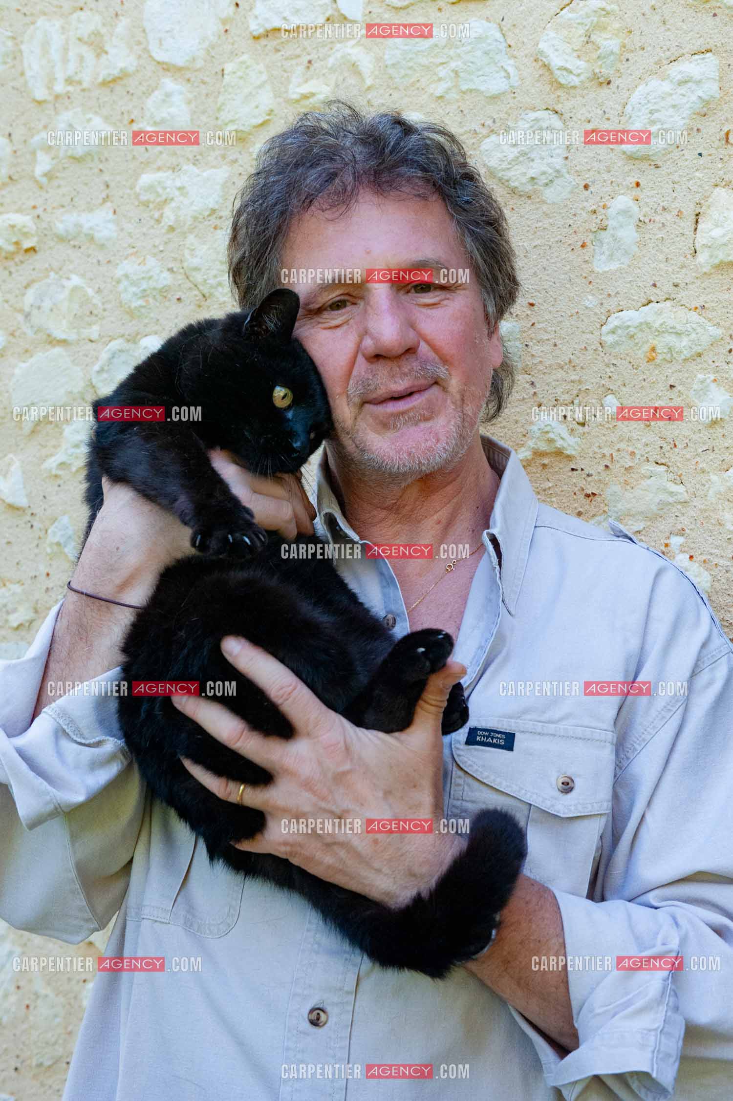 Le chanteur Gérard  Lenorman dans sa résidence secondaire avec ses animaux.   ( Exclusif )