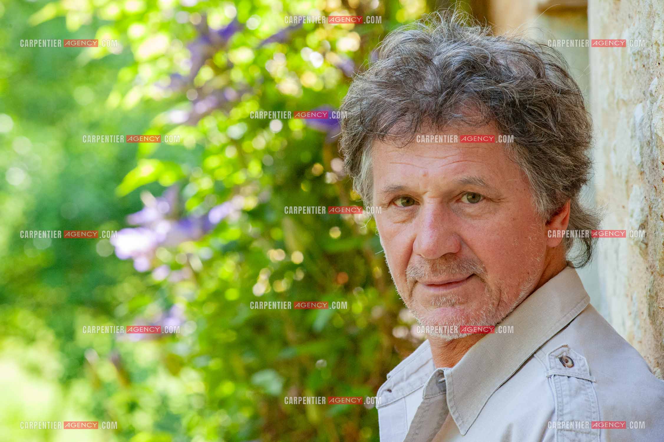 Le chanteur Gérard  Lenorman dans sa résidence secondaire avec ses animaux.   ( Exclusif )