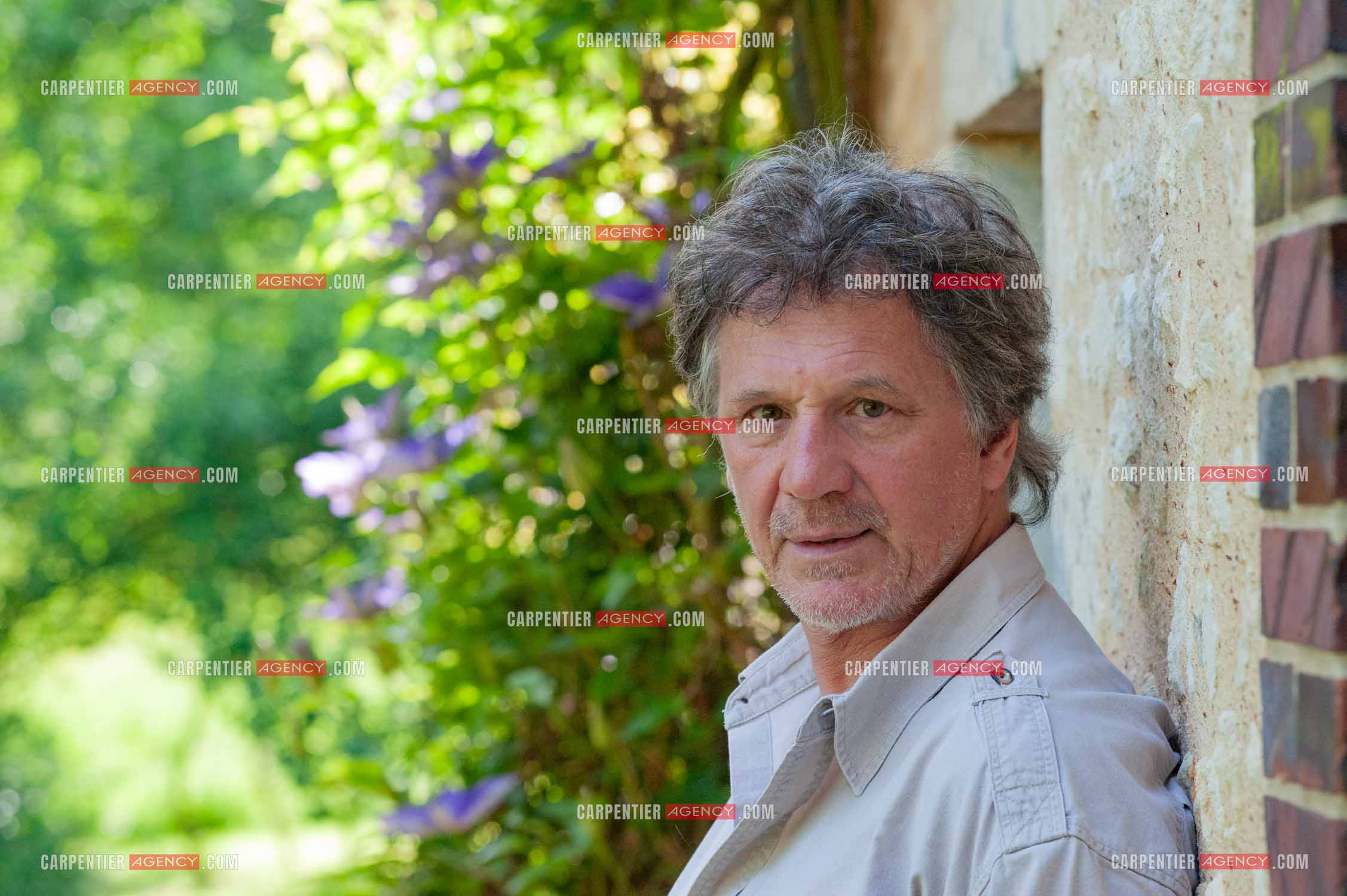 Le chanteur Gérard  Lenorman dans sa résidence secondaire avec ses animaux.   ( Exclusif )