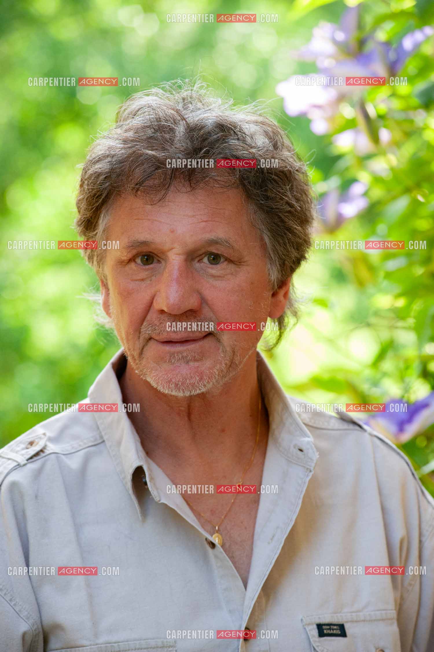 Le chanteur Gérard  Lenorman dans sa résidence secondaire avec ses animaux.   ( Exclusif )