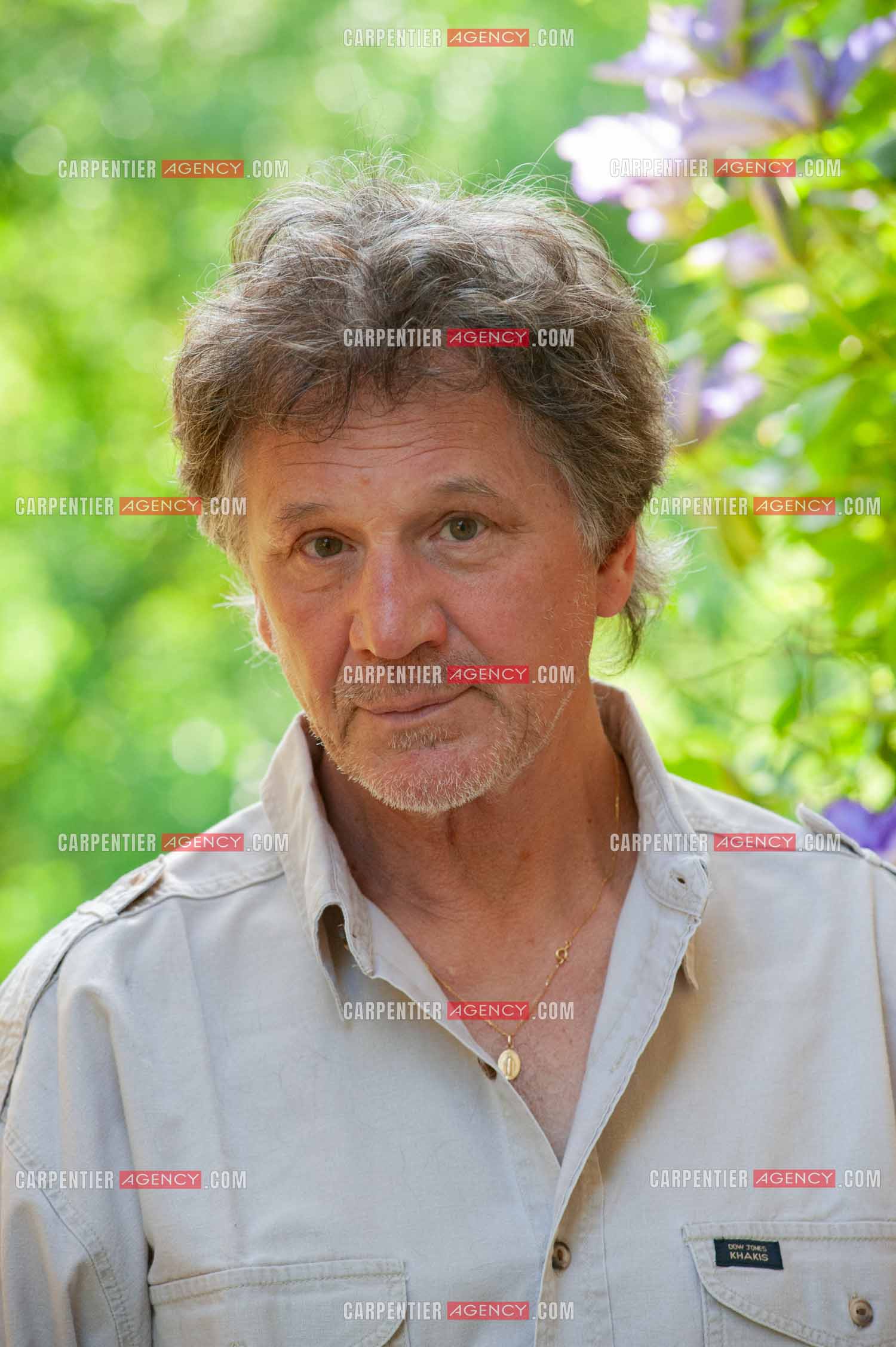 Le chanteur Gérard  Lenorman dans sa résidence secondaire avec ses animaux.   ( Exclusif )