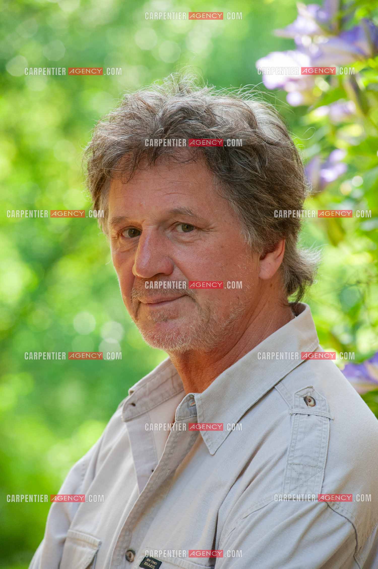 Le chanteur Gérard  Lenorman dans sa résidence secondaire avec ses animaux.   ( Exclusif )