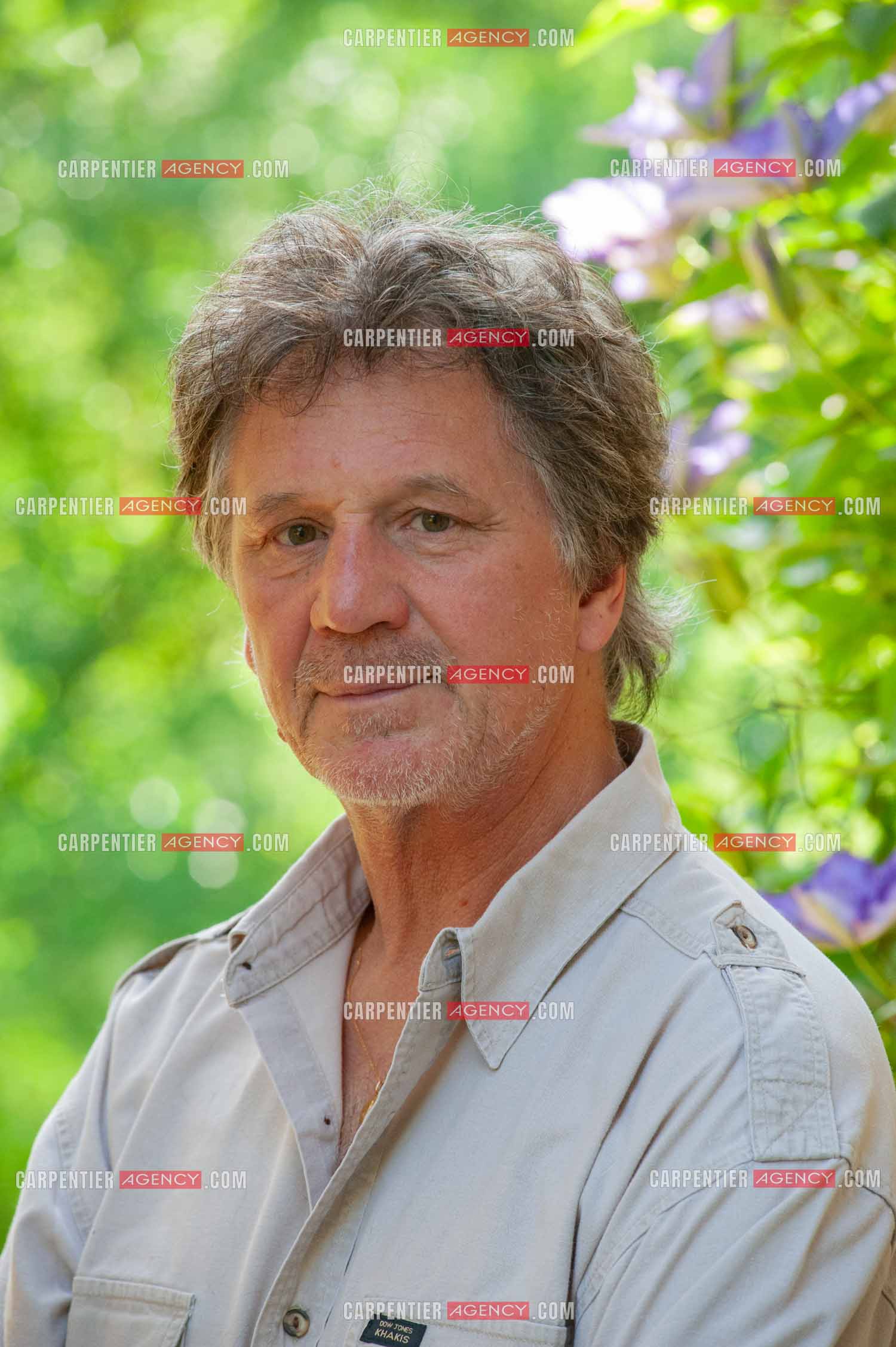 Le chanteur Gérard  Lenorman dans sa résidence secondaire avec ses animaux.   ( Exclusif )