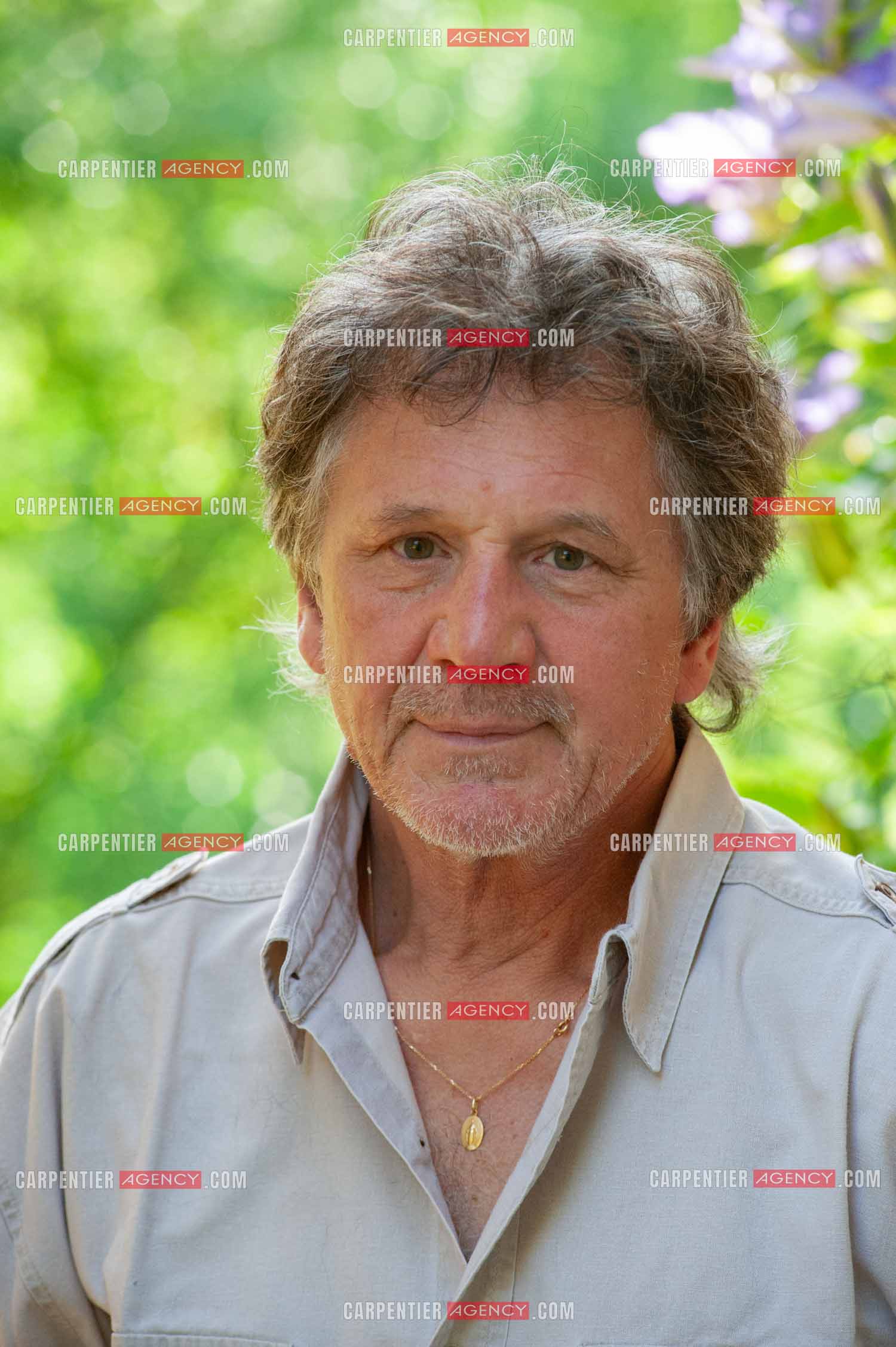 Le chanteur Gérard  Lenorman dans sa résidence secondaire avec ses animaux.   ( Exclusif )