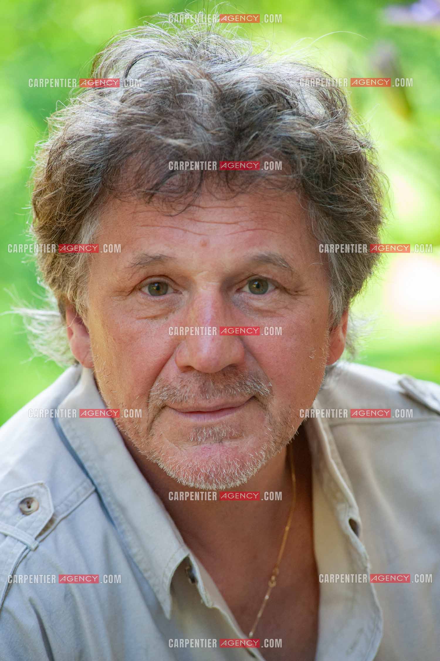 Le chanteur Gérard  Lenorman dans sa résidence secondaire avec ses animaux.   ( Exclusif )