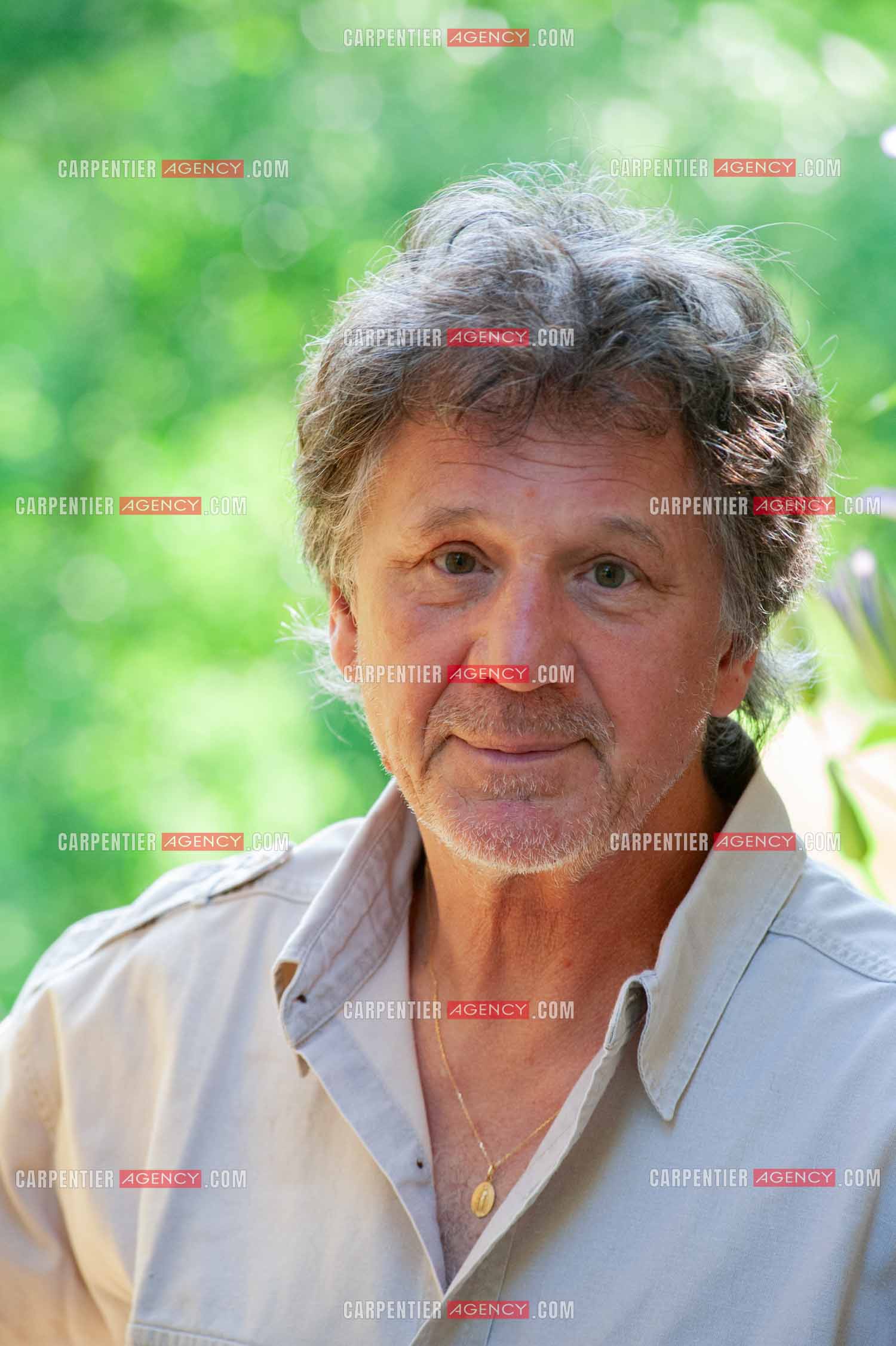 Le chanteur Gérard  Lenorman dans sa résidence secondaire avec ses animaux.   ( Exclusif )