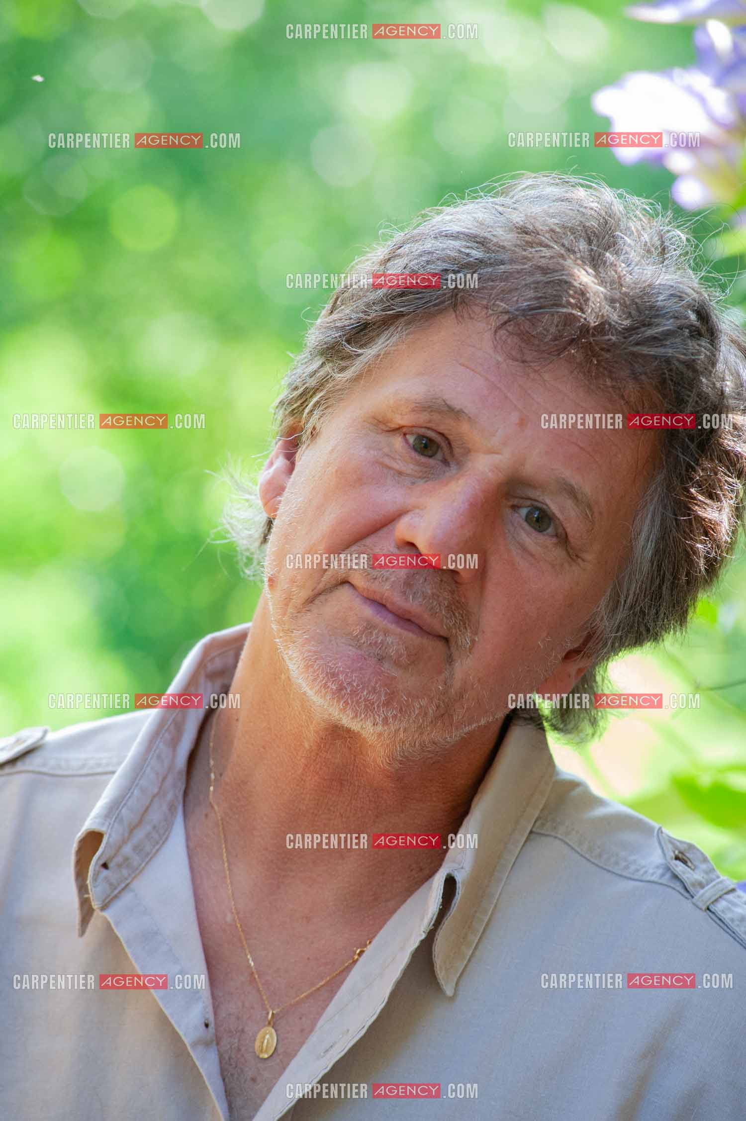 Le chanteur Gérard  Lenorman dans sa résidence secondaire avec ses animaux.   ( Exclusif )