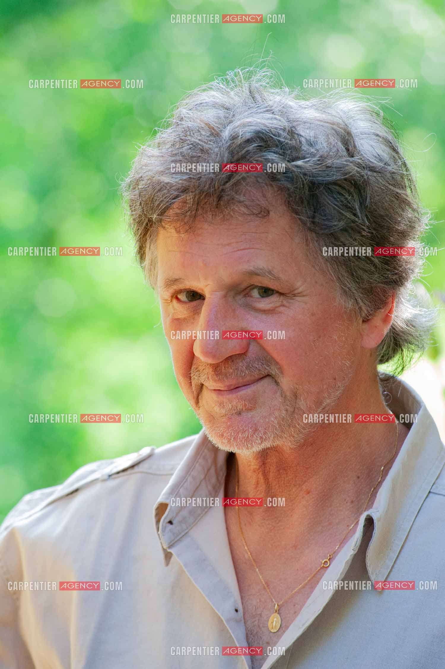 Le chanteur Gérard  Lenorman dans sa résidence secondaire avec ses animaux.   ( Exclusif )