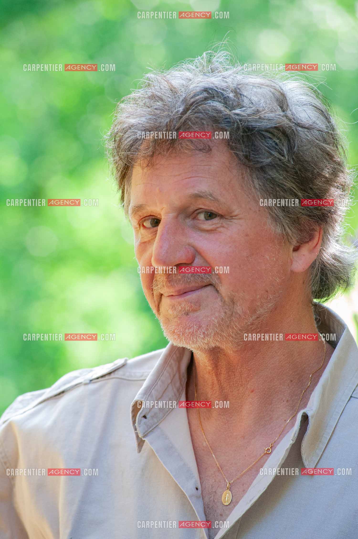 Le chanteur Gérard  Lenorman dans sa résidence secondaire avec ses animaux.   ( Exclusif )