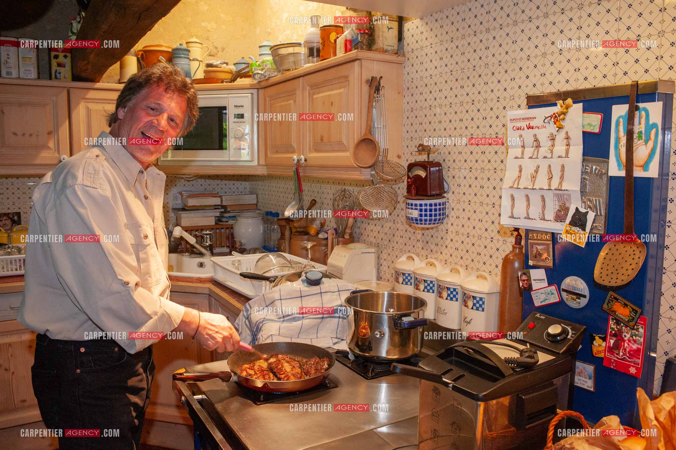 Le chanteur Gérard  Lenorman dans sa résidence secondaire avec ses animaux.   ( Exclusif )