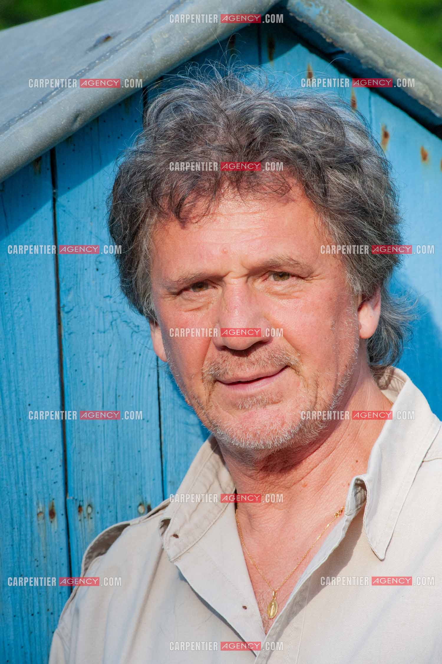 Le chanteur Gérard  Lenorman dans sa résidence secondaire avec ses animaux.   ( Exclusif )