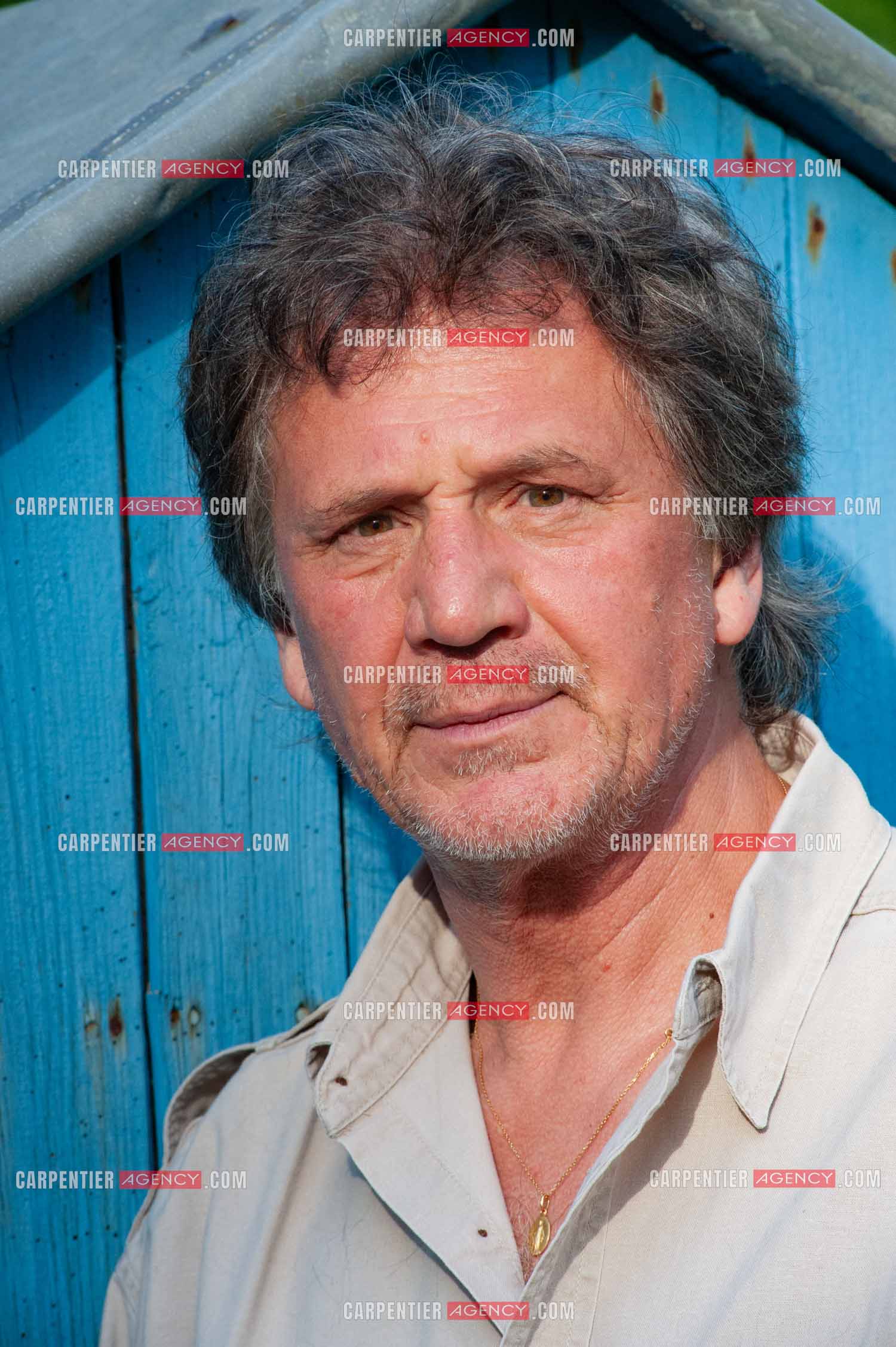 Le chanteur Gérard  Lenorman dans sa résidence secondaire avec ses animaux.   ( Exclusif )