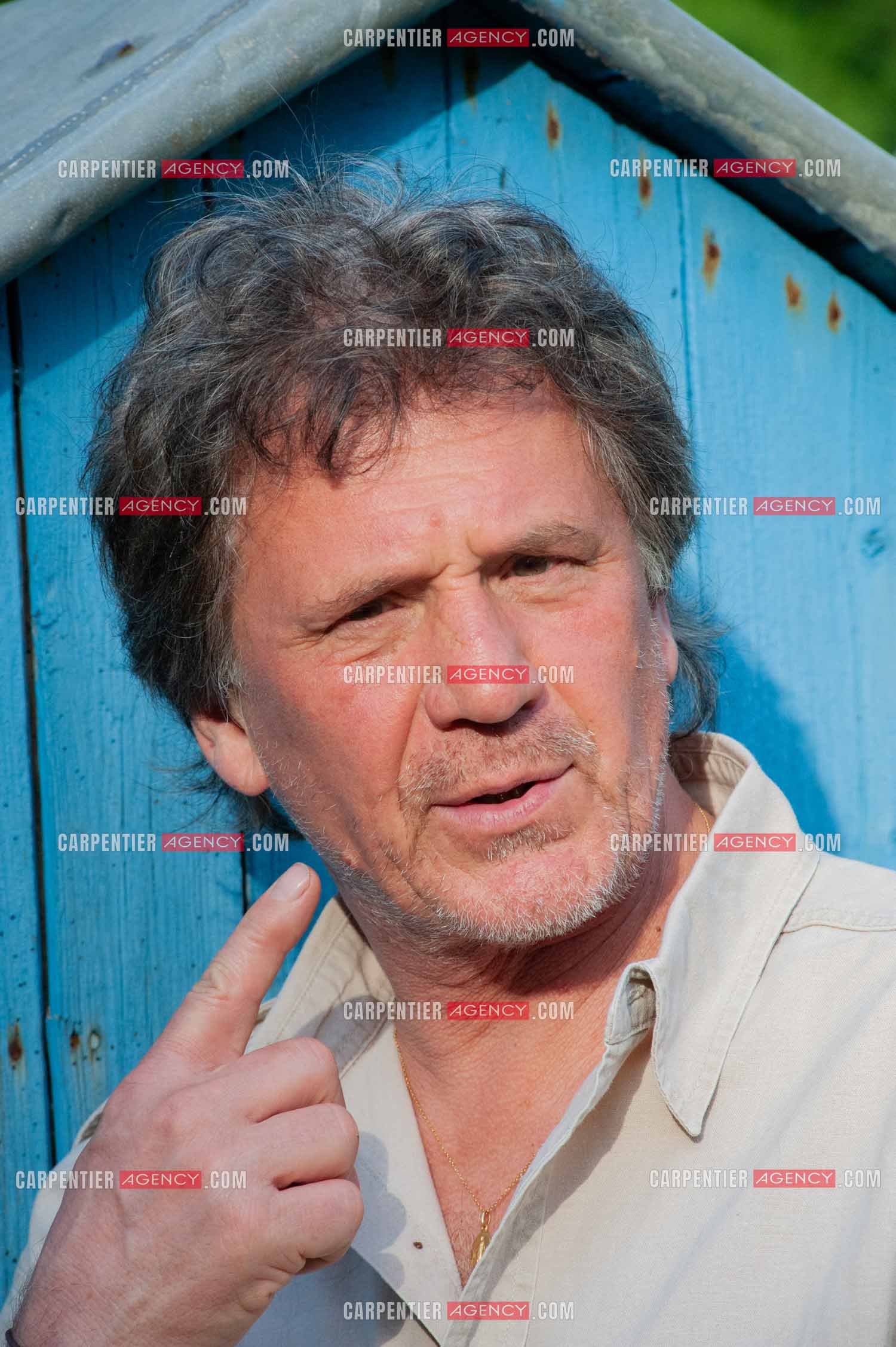 Le chanteur Gérard  Lenorman dans sa résidence secondaire avec ses animaux.   ( Exclusif )