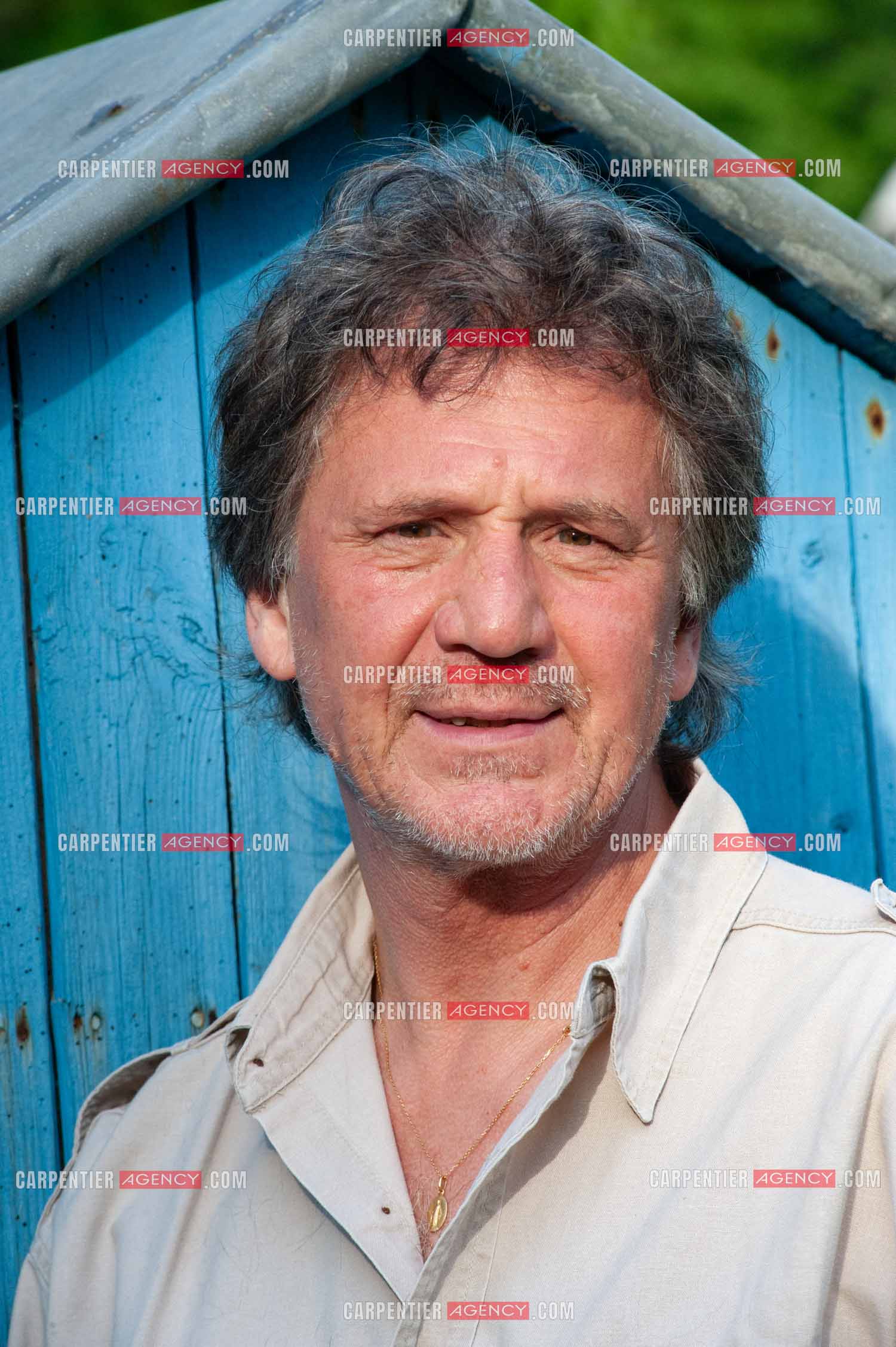 Le chanteur Gérard  Lenorman dans sa résidence secondaire avec ses animaux.   ( Exclusif )