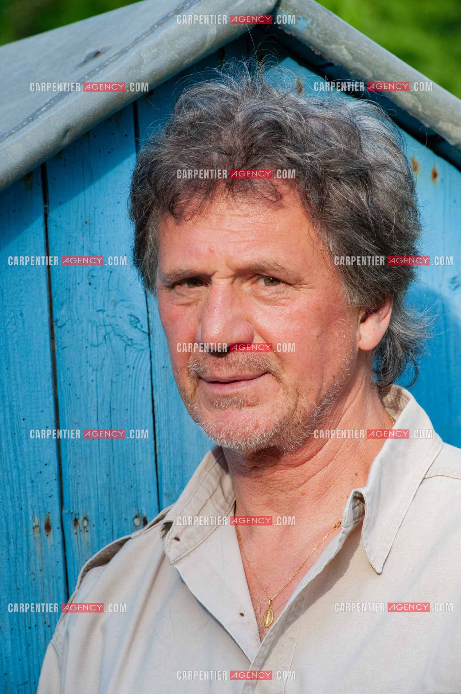 Le chanteur Gérard  Lenorman dans sa résidence secondaire avec ses animaux.   ( Exclusif )