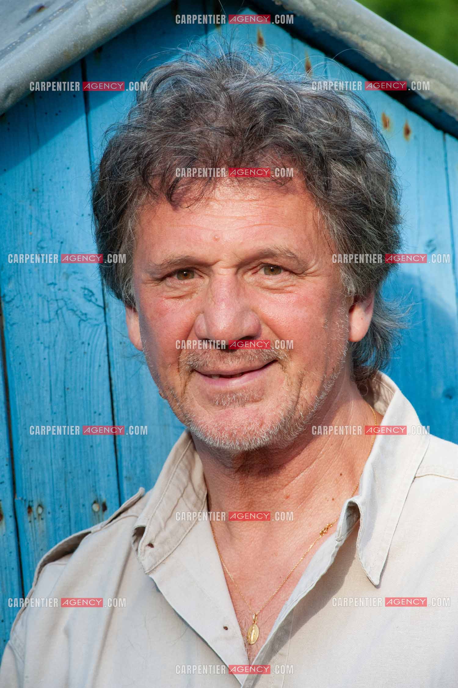 Le chanteur Gérard  Lenorman dans sa résidence secondaire avec ses animaux.   ( Exclusif )