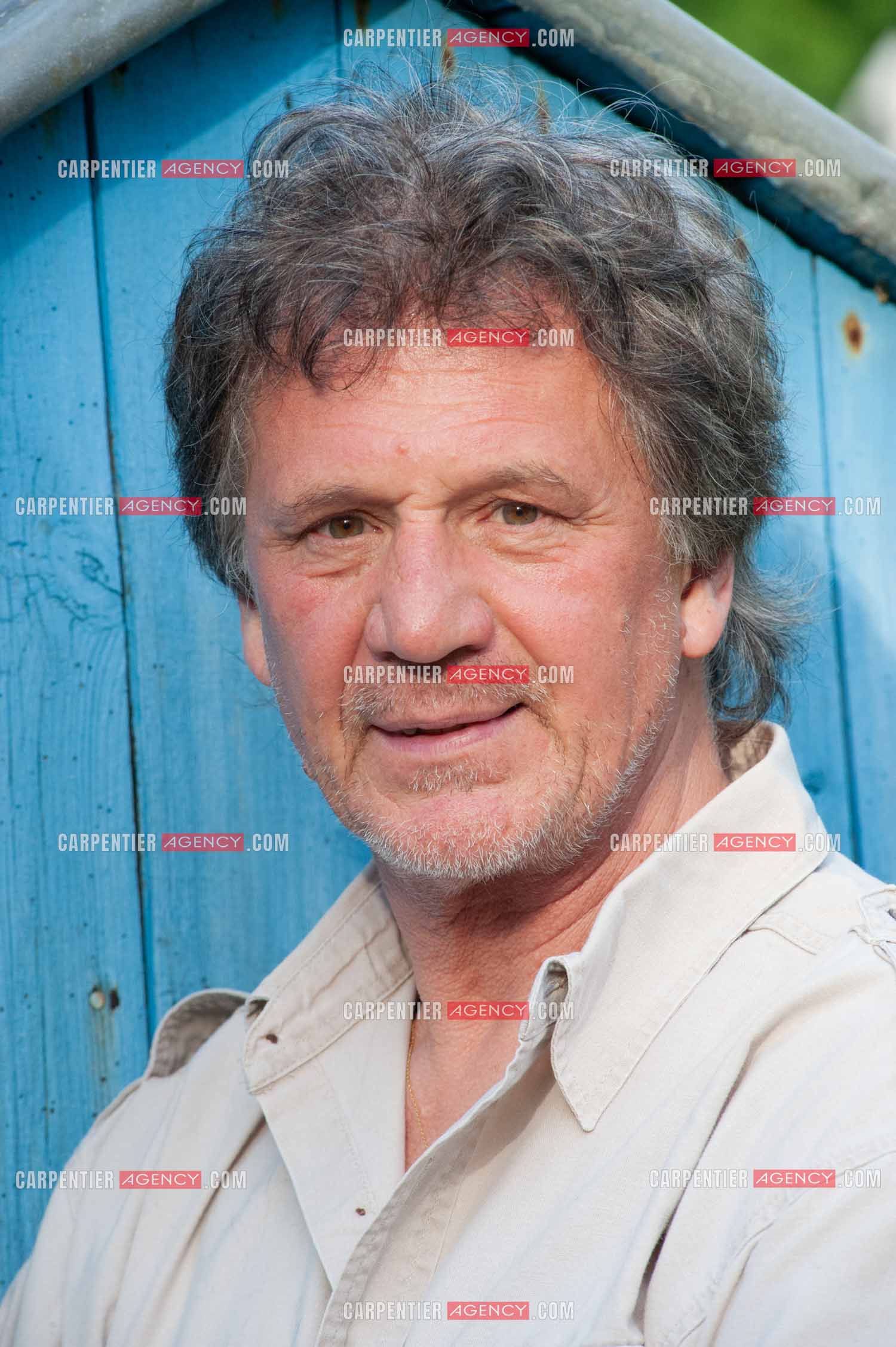 Le chanteur Gérard  Lenorman dans sa résidence secondaire avec ses animaux.   ( Exclusif )