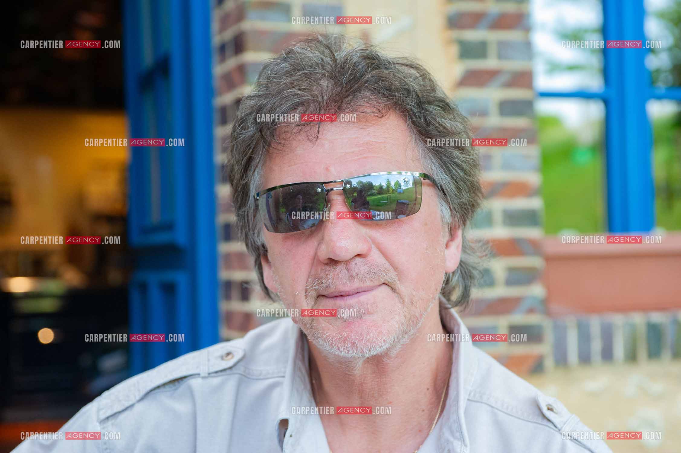 Le chanteur Gérard  Lenorman dans sa résidence secondaire avec ses animaux.   ( Exclusif )