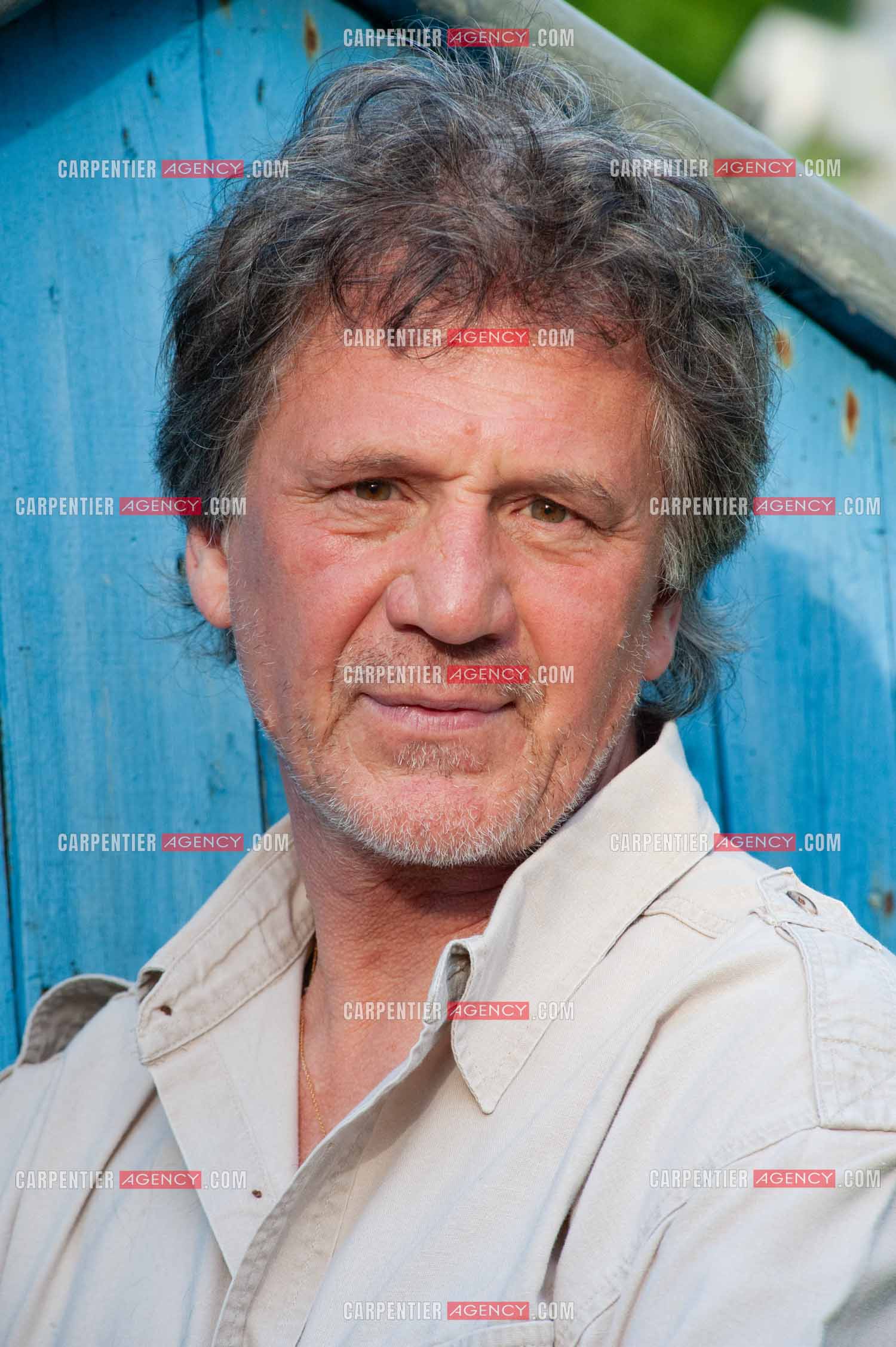 Le chanteur Gérard  Lenorman dans sa résidence secondaire avec ses animaux.   ( Exclusif )