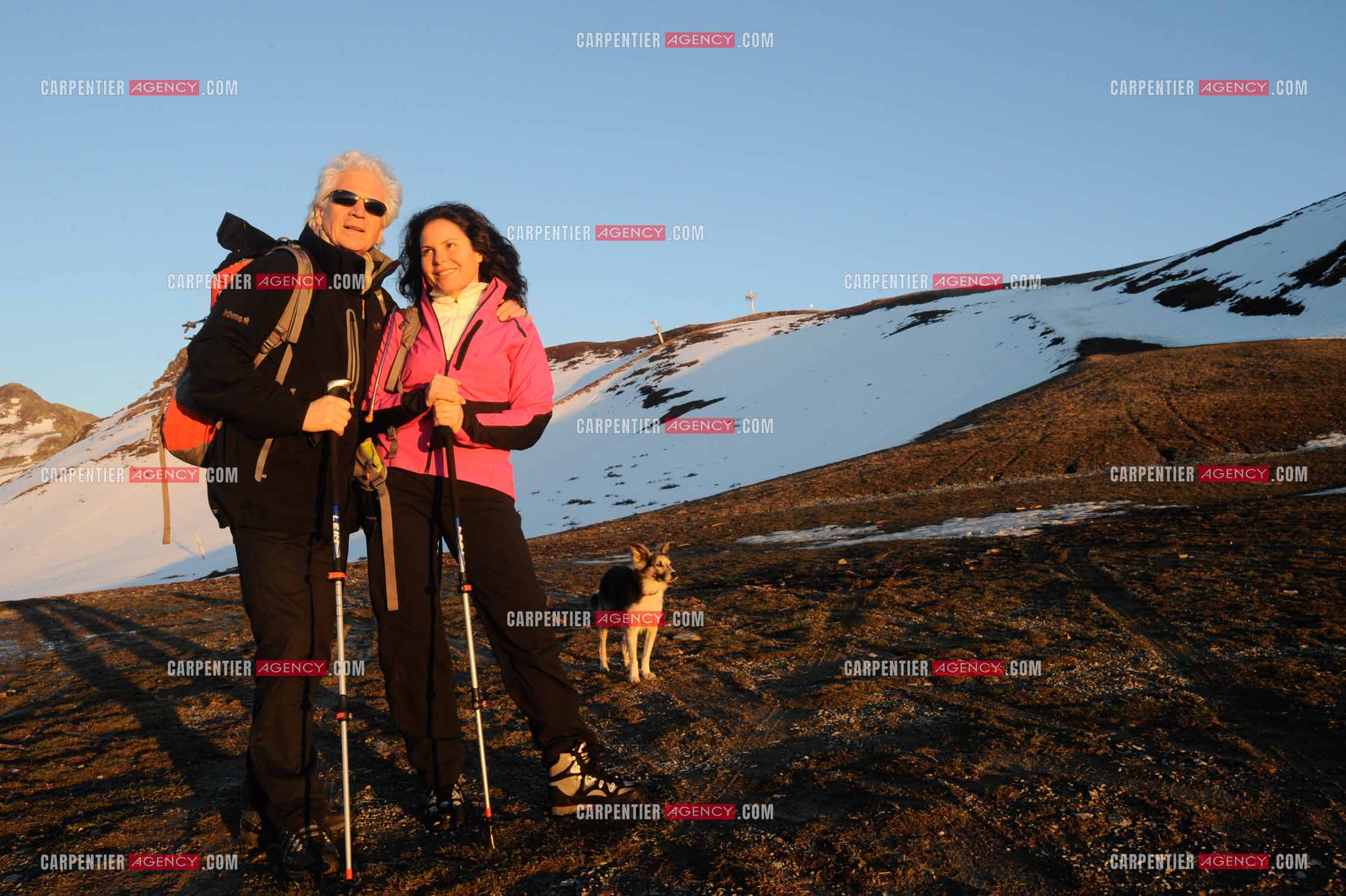 Le chanteur Gérard Lenorman et sa compagne Marie Maunier en randonnée dans les pyrénnées avec leur chien Puppy.  ( Exclusif )