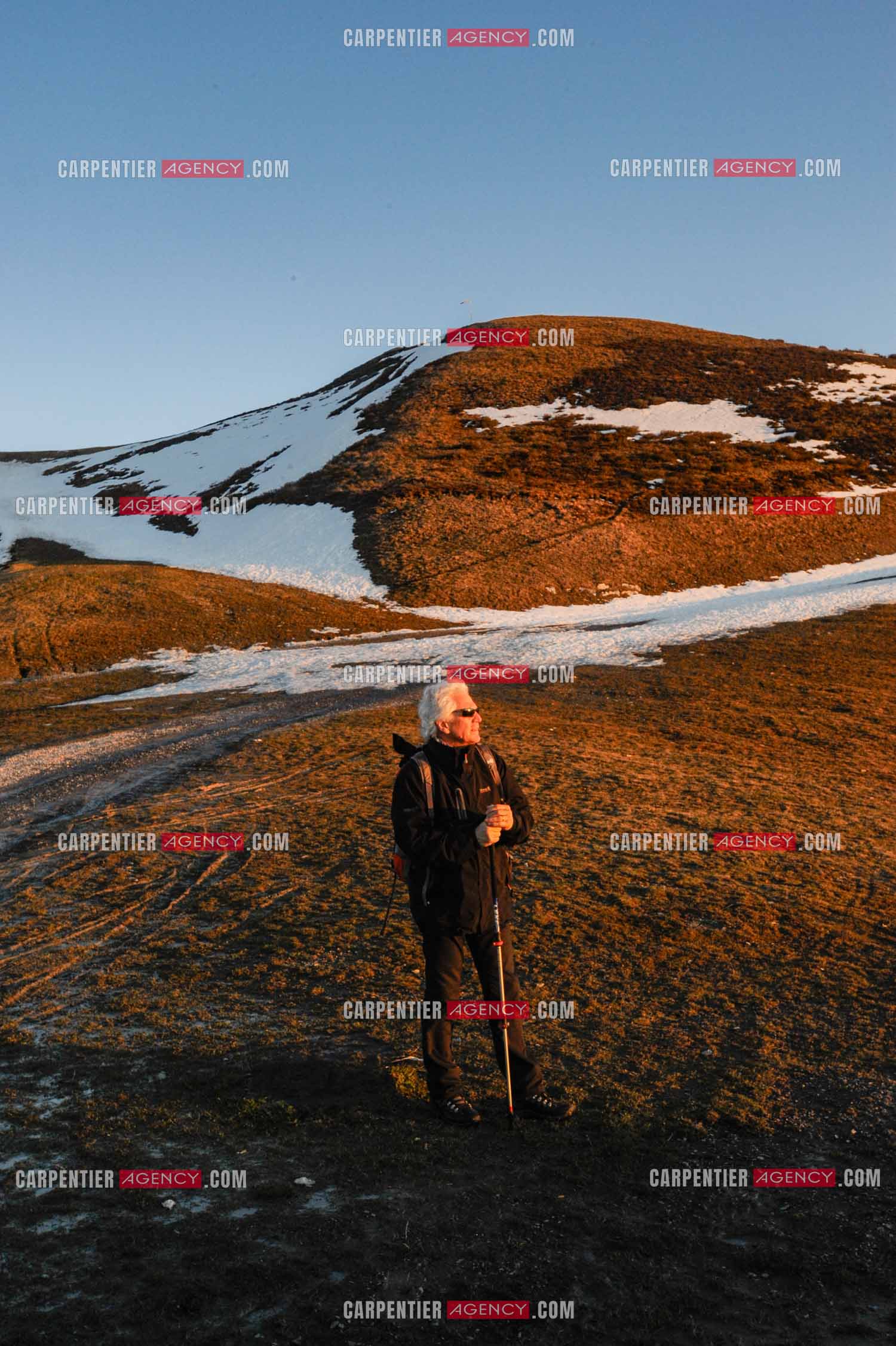 Le chanteur Gérard Lenorman et sa compagne Marie Maunier en randonnée dans les pyrénnées avec leur chien Puppy.  ( Exclusif )