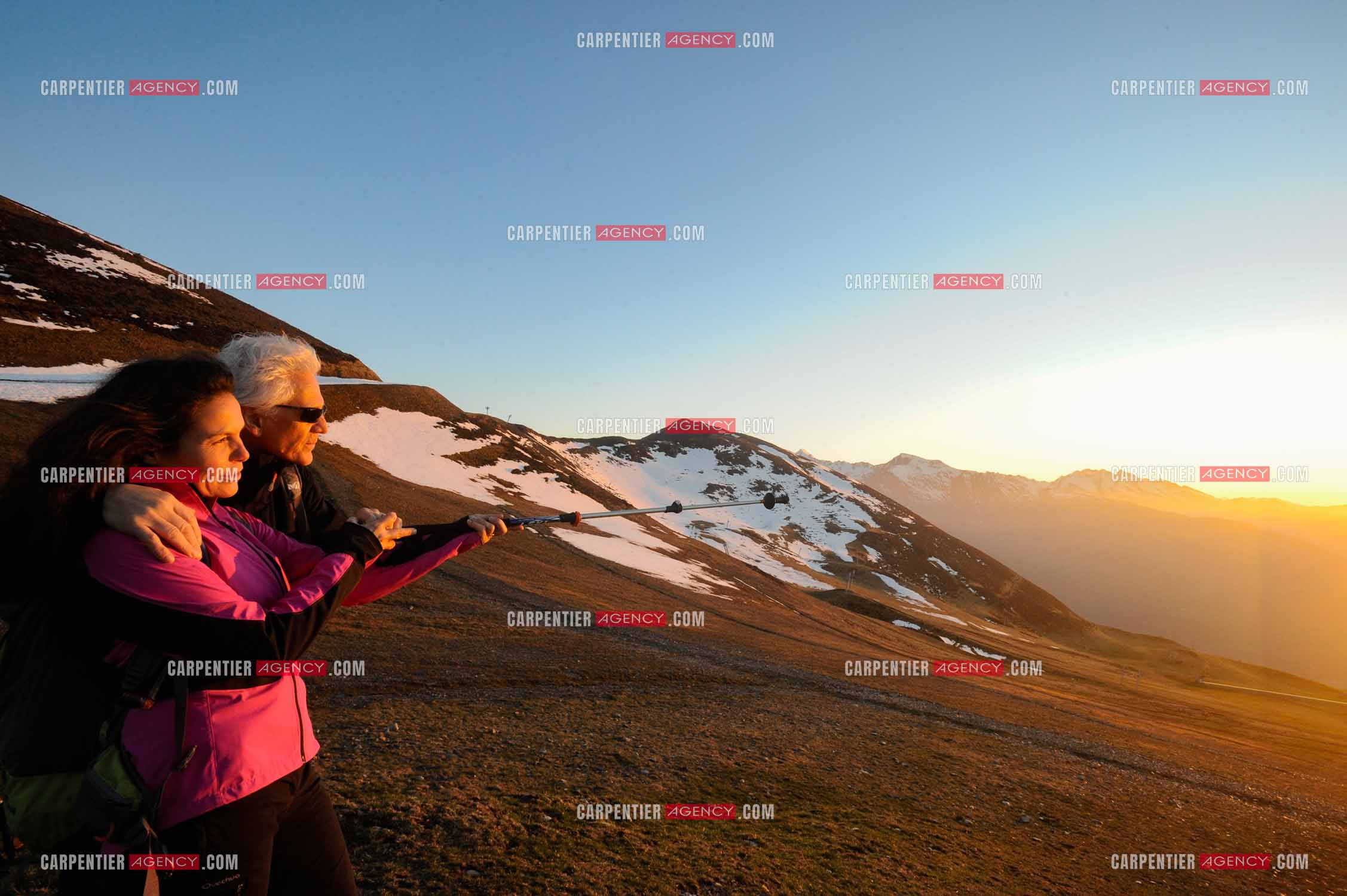 Le chanteur Gérard Lenorman et sa compagne Marie Maunier en randonnée dans les pyrénnées avec leur chien Puppy.  ( Exclusif )