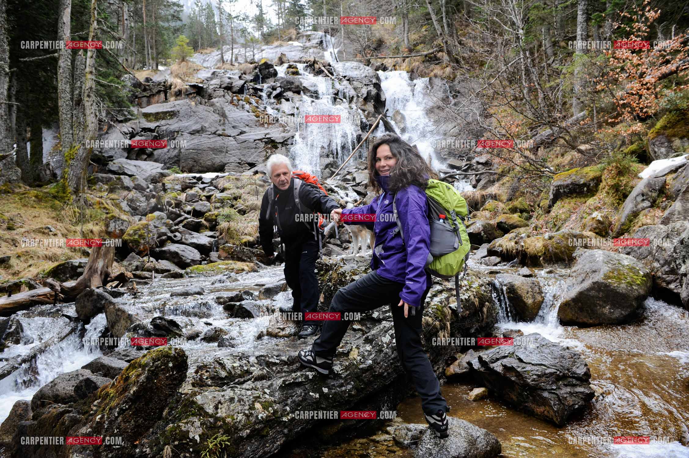 Le chanteur Gérard Lenorman et sa compagne Marie Maunier en randonnée dans les pyrénnées avec leur chien Puppy.  ( Exclusif )