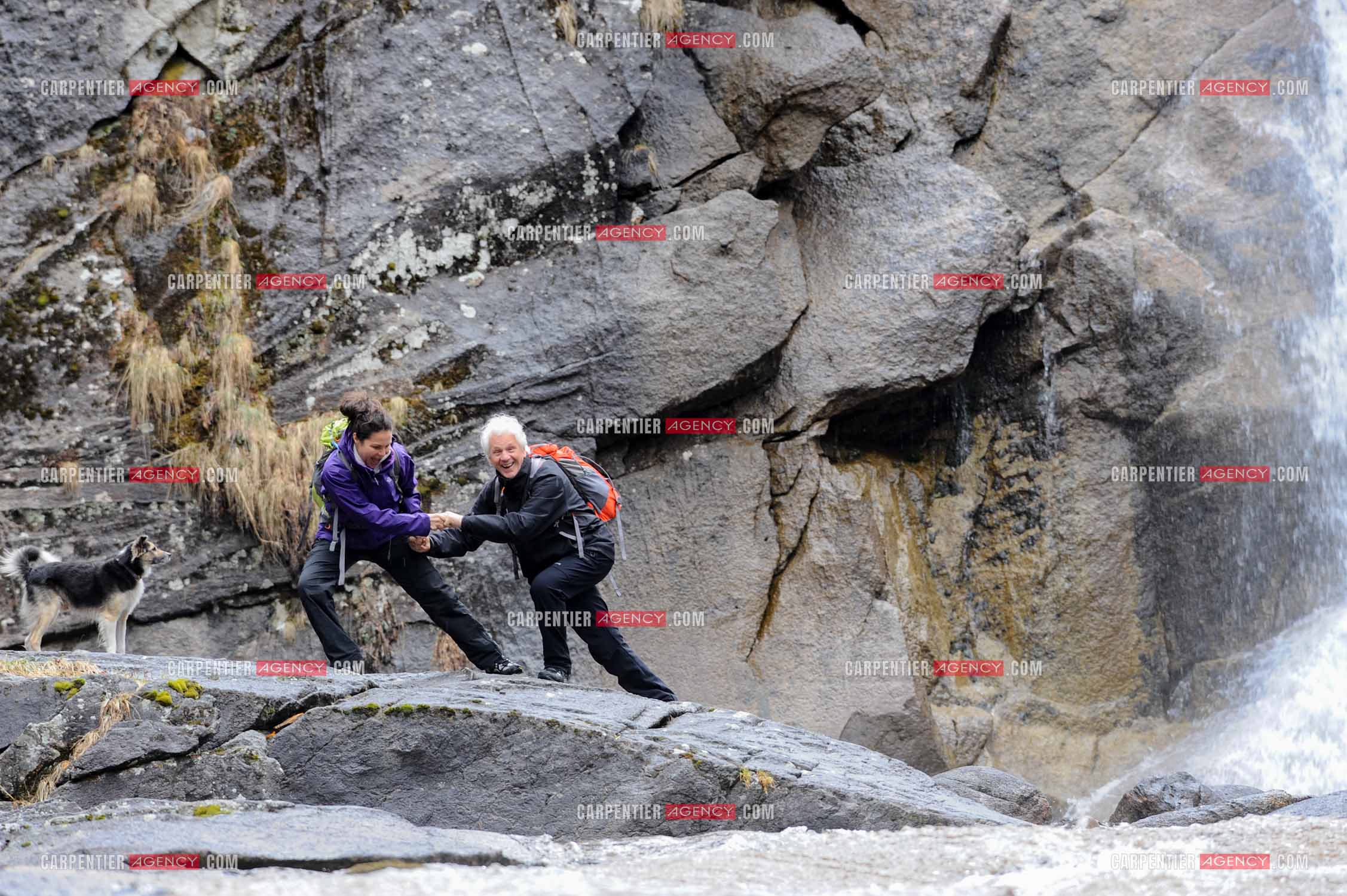 Le chanteur Gérard Lenorman et sa compagne Marie Maunier en randonnée dans les pyrénnées avec leur chien Puppy.  ( Exclusif )