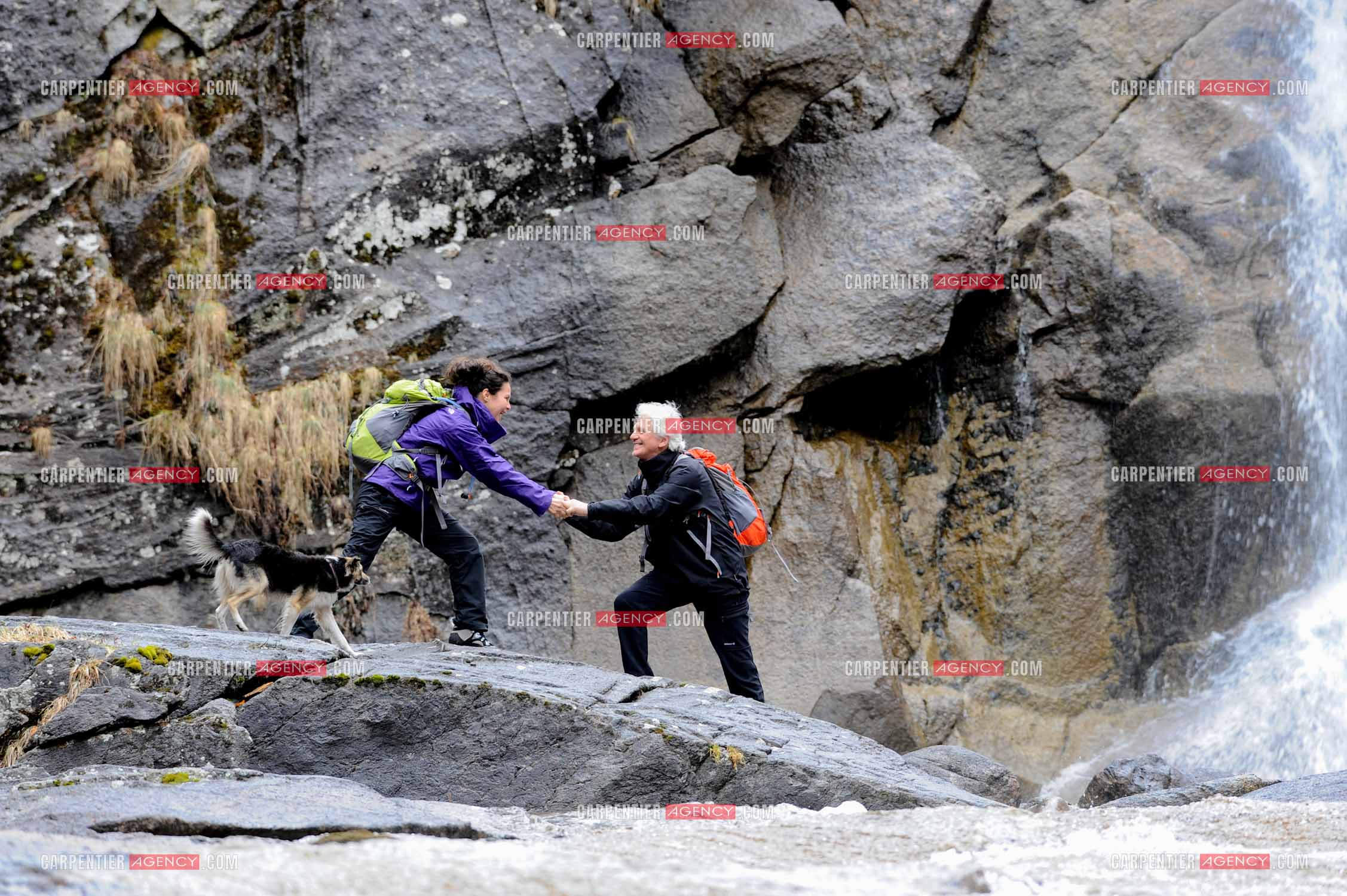 Le chanteur Gérard Lenorman et sa compagne Marie Maunier en randonnée dans les pyrénnées avec leur chien Puppy.  ( Exclusif )