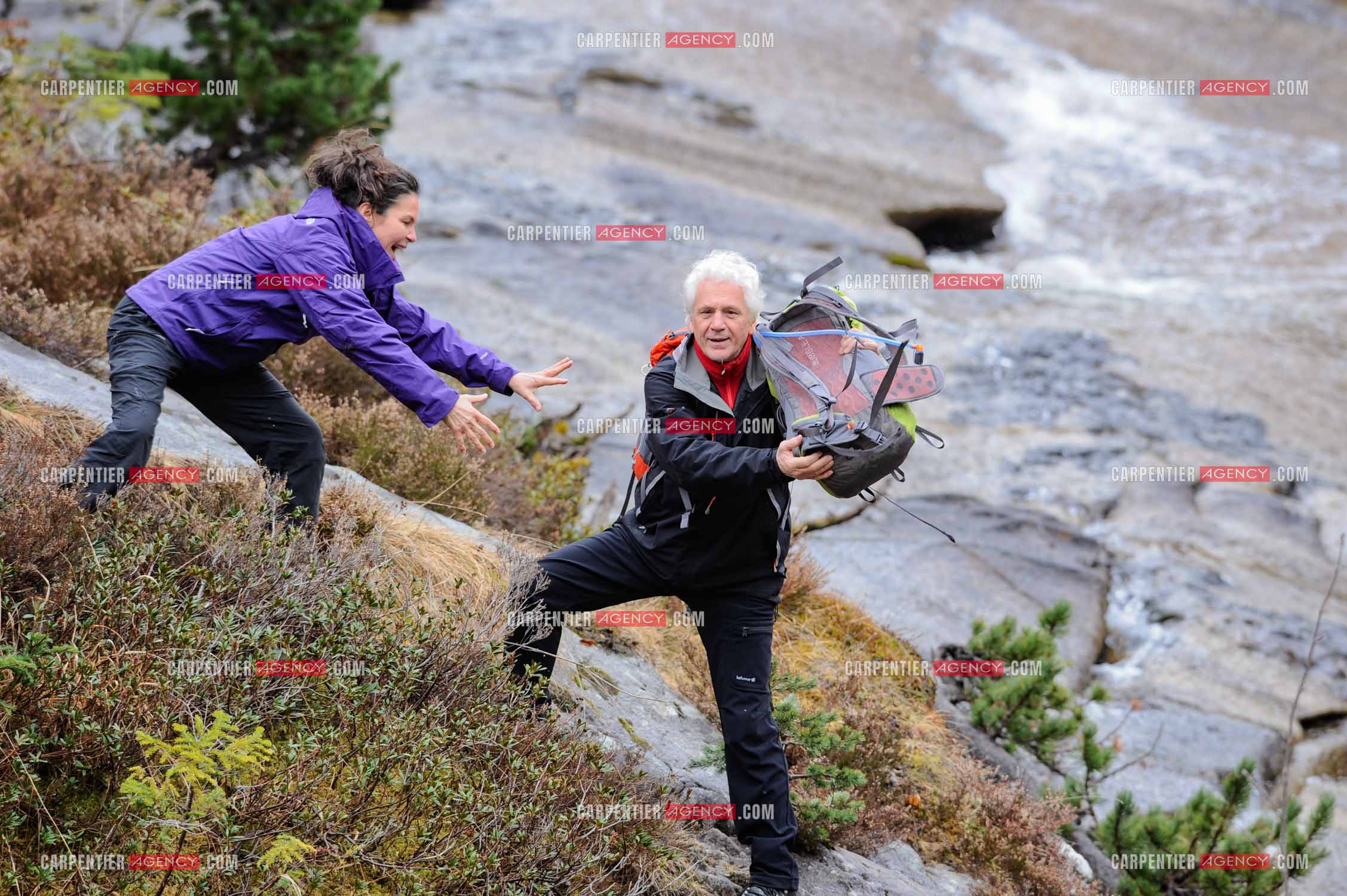 Le chanteur Gérard Lenorman et sa compagne Marie Maunier en randonnée dans les pyrénnées avec leur chien Puppy.  ( Exclusif )