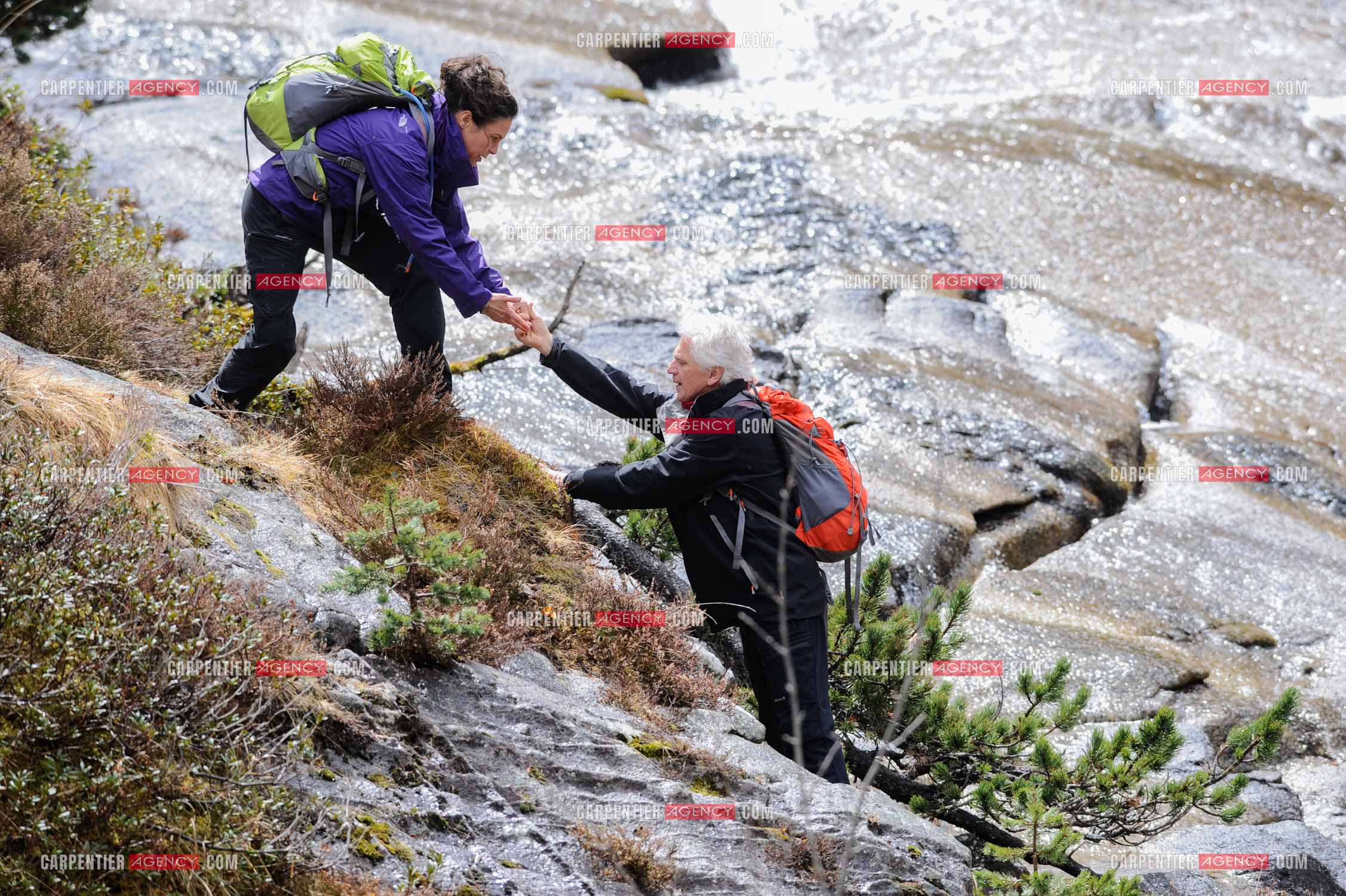 Le chanteur Gérard Lenorman et sa compagne Marie Maunier en randonnée dans les pyrénnées avec leur chien Puppy.  ( Exclusif )