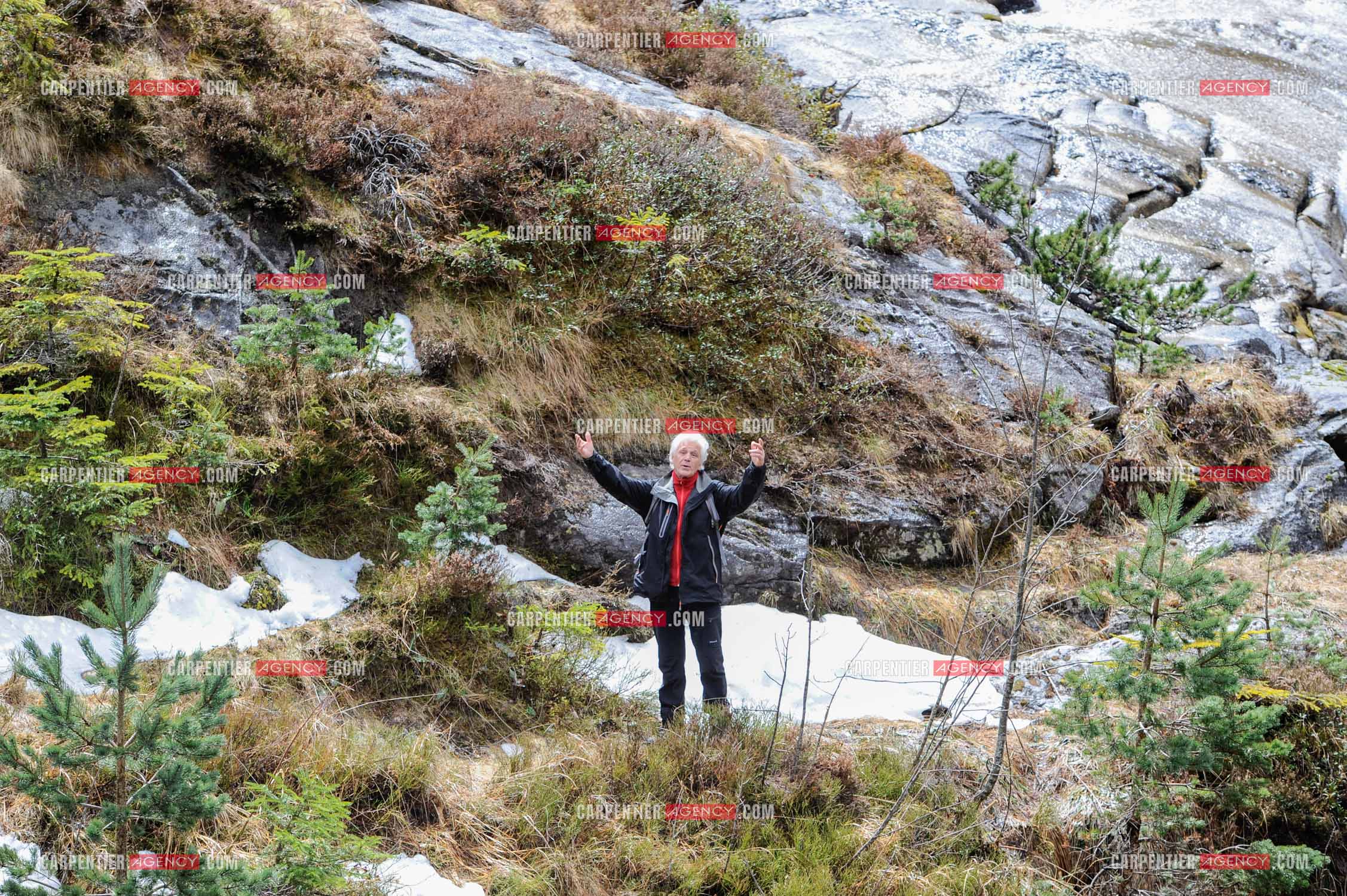 Le chanteur Gérard Lenorman et sa compagne Marie Maunier en randonnée dans les pyrénnées avec leur chien Puppy.  ( Exclusif )